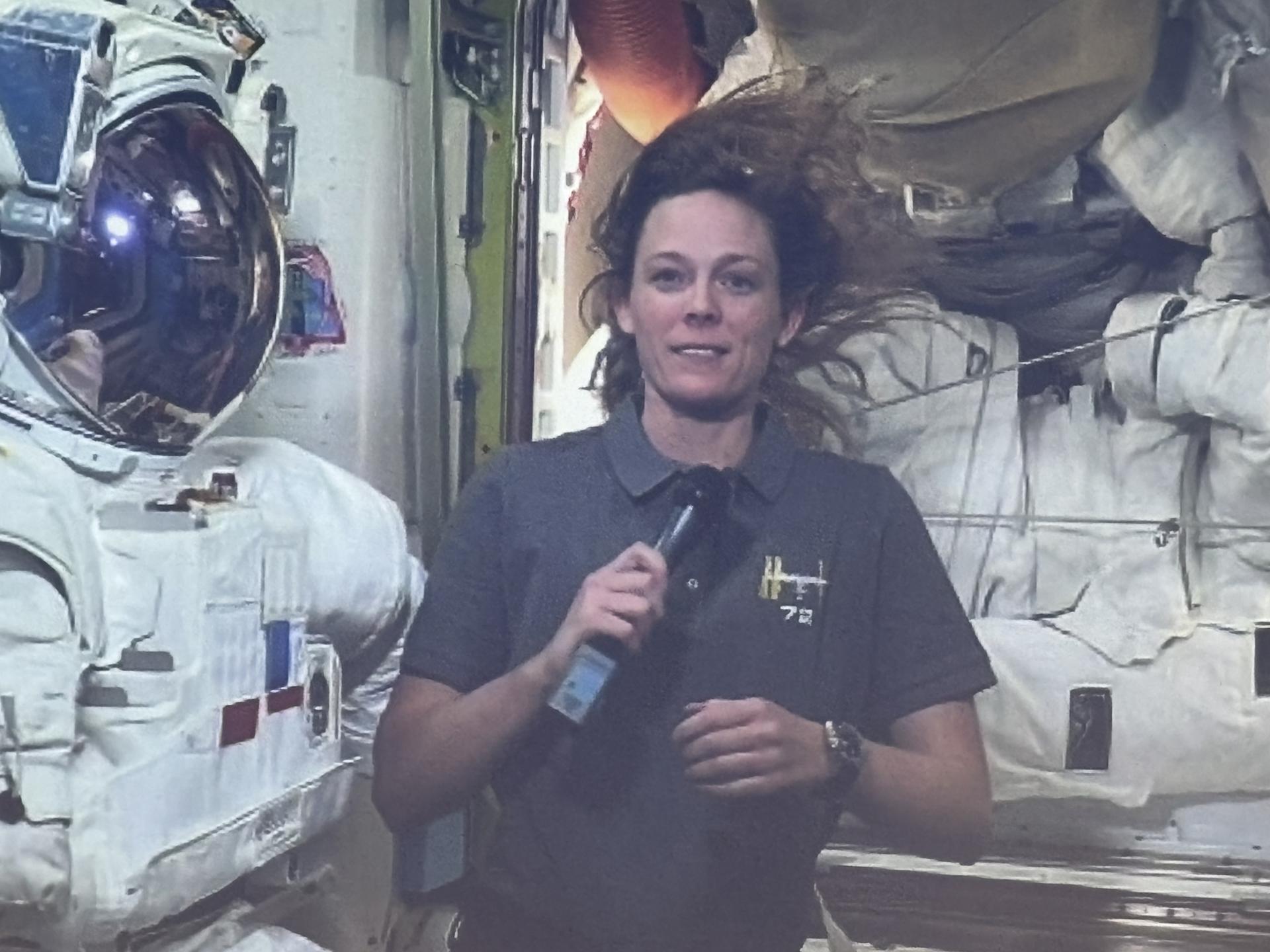 Conexión en directo con la astronauta Nichole Ayers que se encuentra en la Estación  Espacial Internacional, este lunes en Sevilla durante la primera jornada del News Space and Solutions 2025. EFE/Laura Rincón