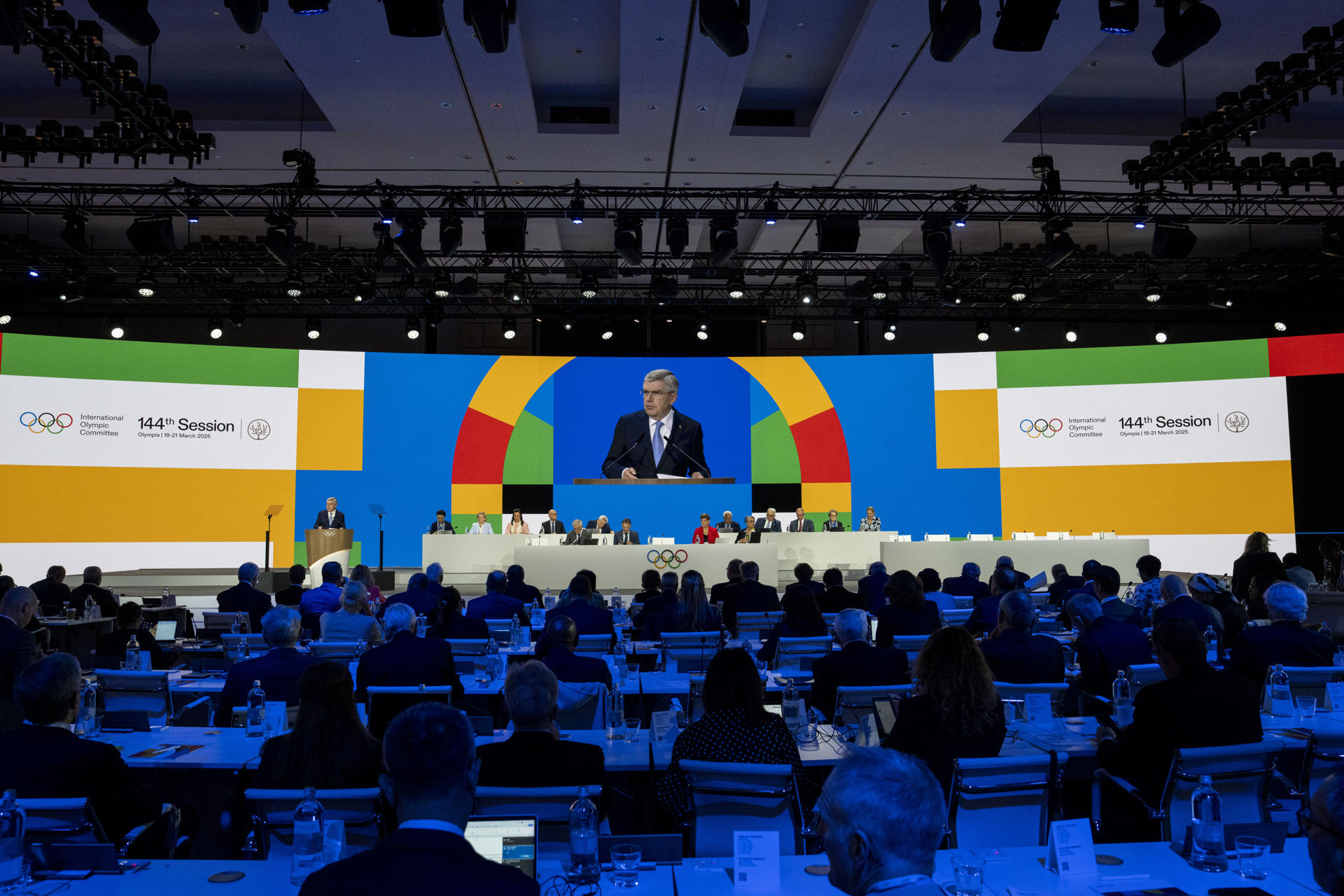 El presidente del Comité Olímpico Internacional (COI), el alemán Thomas Bach, interviene en la 144 Sesión del COI que ha comenzdo este miércoles en Costa Navarino (Grecia) con todos los asambleístas pendientes de la elección presidencial del jueves. EFE/ IOC/GREG MARTIN/SOLO USO EDITORIAL/SOLO DISPONIBLE PARA ILUSTRAR LA NOTICIA QUE ACOMPAÑA (CRÉDITO OBLIGATORIO)