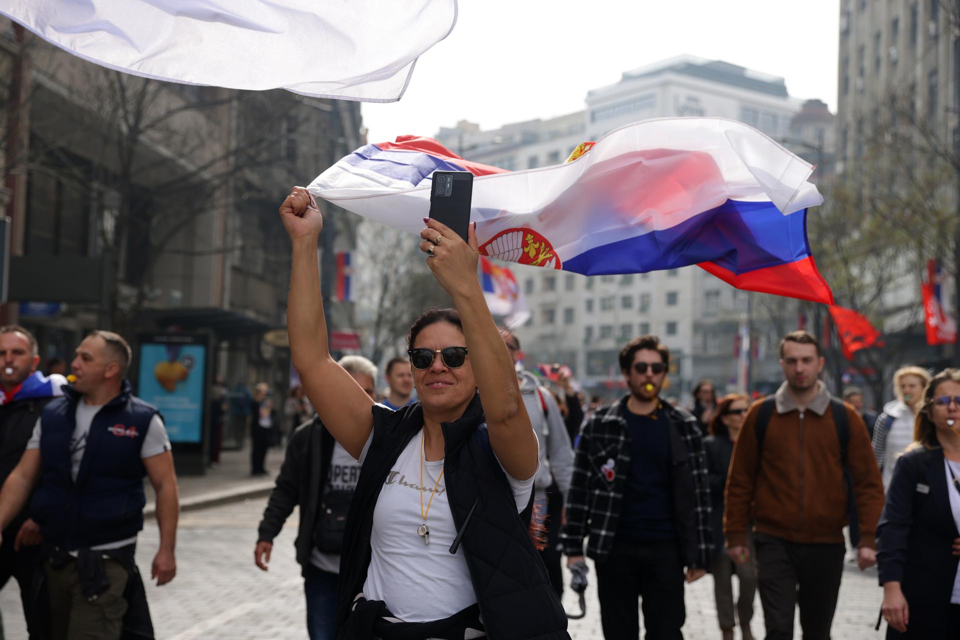 Los manifestantes agitan banderas serbias durante la protesta liderada por estudiantes en Belgrado, el 15 de marzo de 2025.EFE/EPA/ANDREJ CUKIC