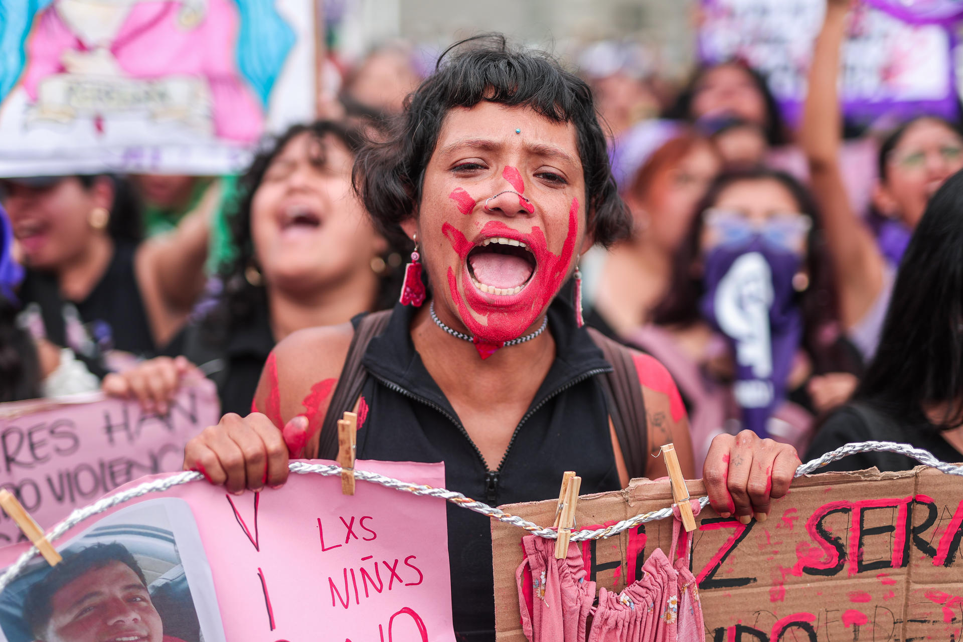 AME8032. LIMA (PERÚ), 08/03/2025.- Una mujer participa en un marcha en el marco del Día Internacional de la Mujer este sábado, en Lima (Perú). Miles de mujeres salieron este sábado a las calles de las principales ciudades de Latinoamérica para conmemorar el Día Internacional de la Mujer, en el que reclamaron, principalmente, igualdad de género, protección ante la violencia machista y una vida digna. EFE/ Aldair Mejia