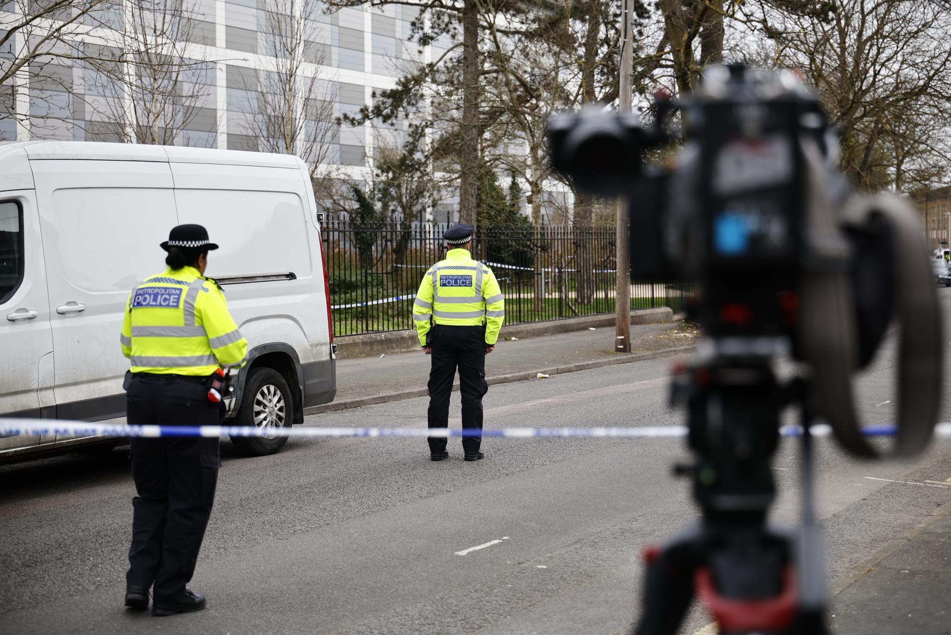 Cordón policial en el acceso a la subestación eléctrica de North Hyde que se incendió y provocó el cierre del aeropuerto de Heathrow, en Londres, el 21 de marzo de 2025. La unidad antiterrorista de la Policía Metropolitana de Londres (Met) ha asumido la dirección de la investigación del incendio. EFE/EPA/TOLGA AKMEN