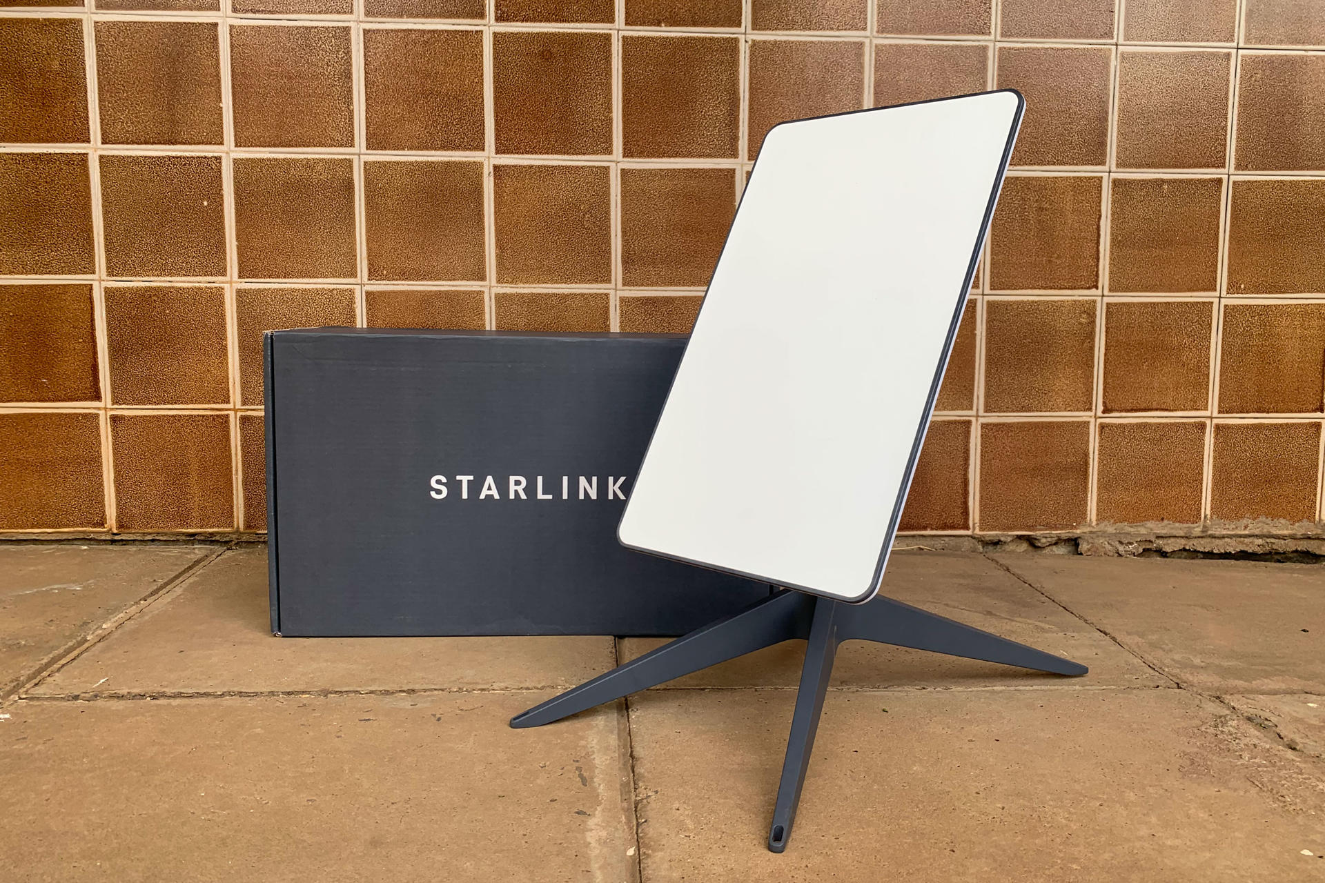 Fotografía de archivo, tomada el 29/10/2024, que muestra la caja de envío y la antena parabólica de uno de los kits de la empresa de servicio a internet satelital de Elon Musk, Starlink, en Nairobi.-EFE/ Cristina Ondó