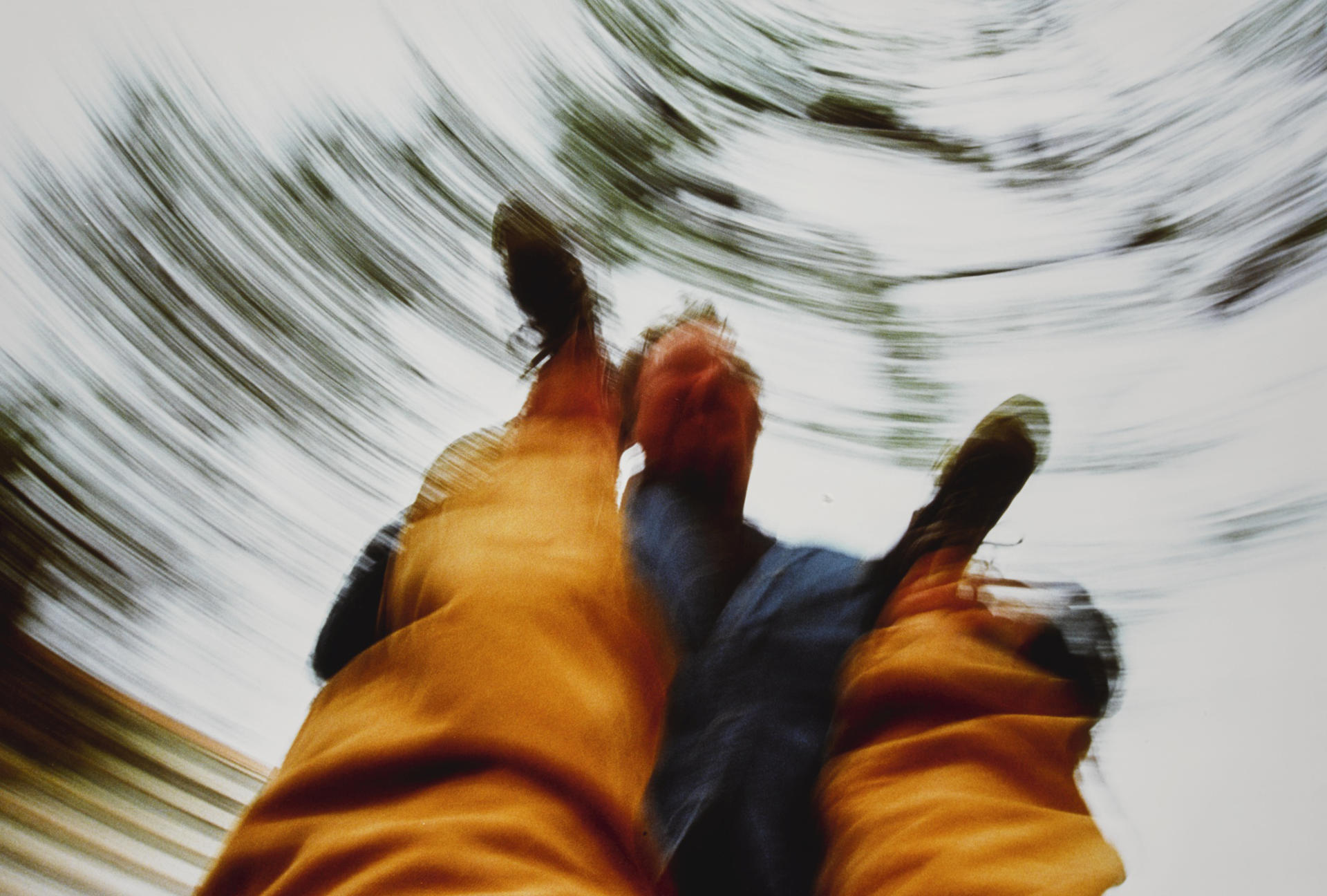 Fotografía cedida este martes, 25 de marzo, por el Museo de Arte Norton en la que se registró una captura de la foto 'Whirling Melinda' (1999), del fotógrafo estadounidense Martin Kersels y que hará parte de la muestra 'Desenfoque / Obscuro / Distorsión: Fotografía y Percepción'. EFE/Martin Kersels/Museo de Arte Norton