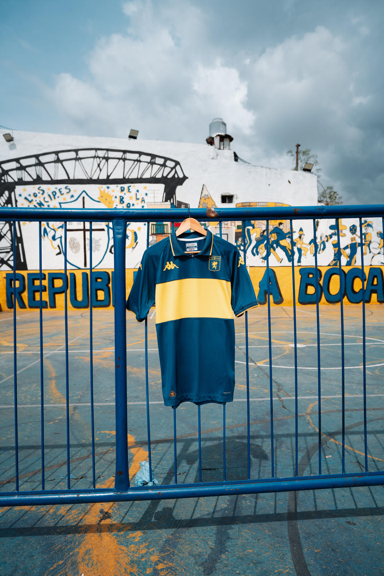 El Génova, equipo de fútbol de la Serie A italiana (máxima categoría), presentó este miércoles su cuarta equipación, una camiseta con base azul marino y una franja amarilla en el centro, inspirada en los colores del Boca Juniors para conmemorar el 120º aniversario del nacimiento del club argentino, fundado por inmigrantes genoveses en Buenos Aires. En la foto, una de esas camisetas colgada en la entrada a un club deportivo en Buenos Aires. EFE/ Nico Morassutti y Julian Graziotti/Génova CFC / ***SOLO USO EDITORIAL/SOLO