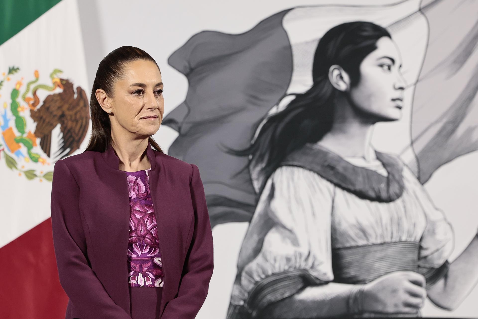 La presidenta de México, Claudia Sheinbaum, participa en una rueda de prensa matutina este viernes, en Palacio Nacional de la Ciudad de México (México). EFE/ José Méndez