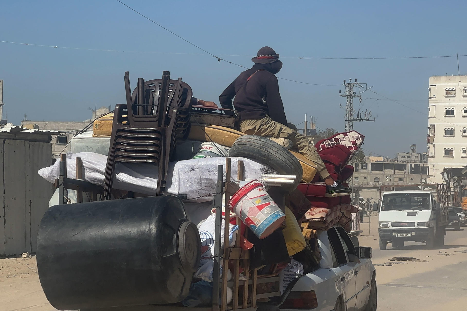 Miles de personas abandonan este lunes él área de Rafah, en el sur de Gaza, después de que el Ejército pidiera su evacuación ante nuevos ataques en la zona por parte de las tropas israelíes. EFE/ Ahmad Awad