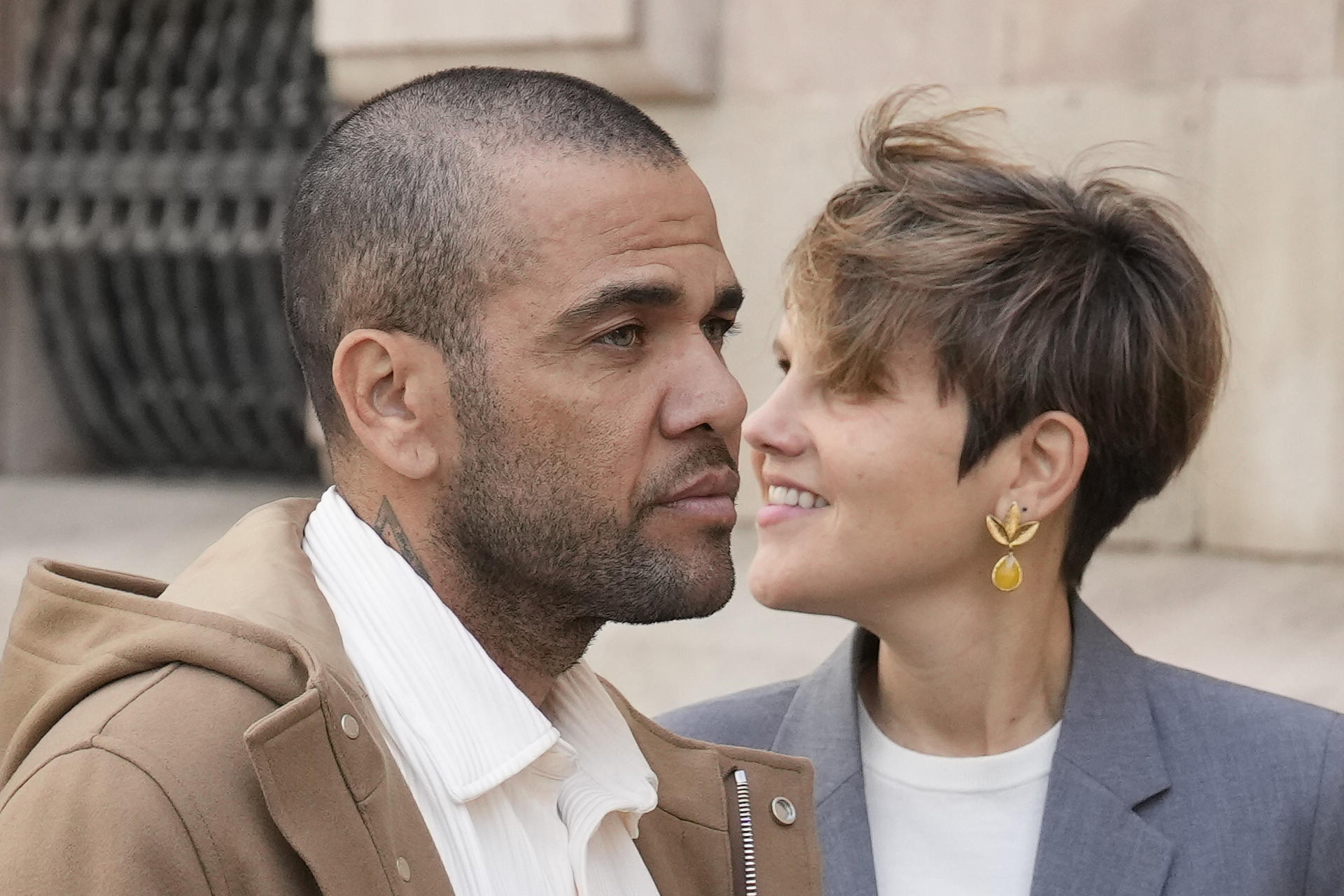 El futbolista Dani Alves junto a su abogada Inés Guardiola, en una imagen de archivo.  EFE/Enric Fontcuberta