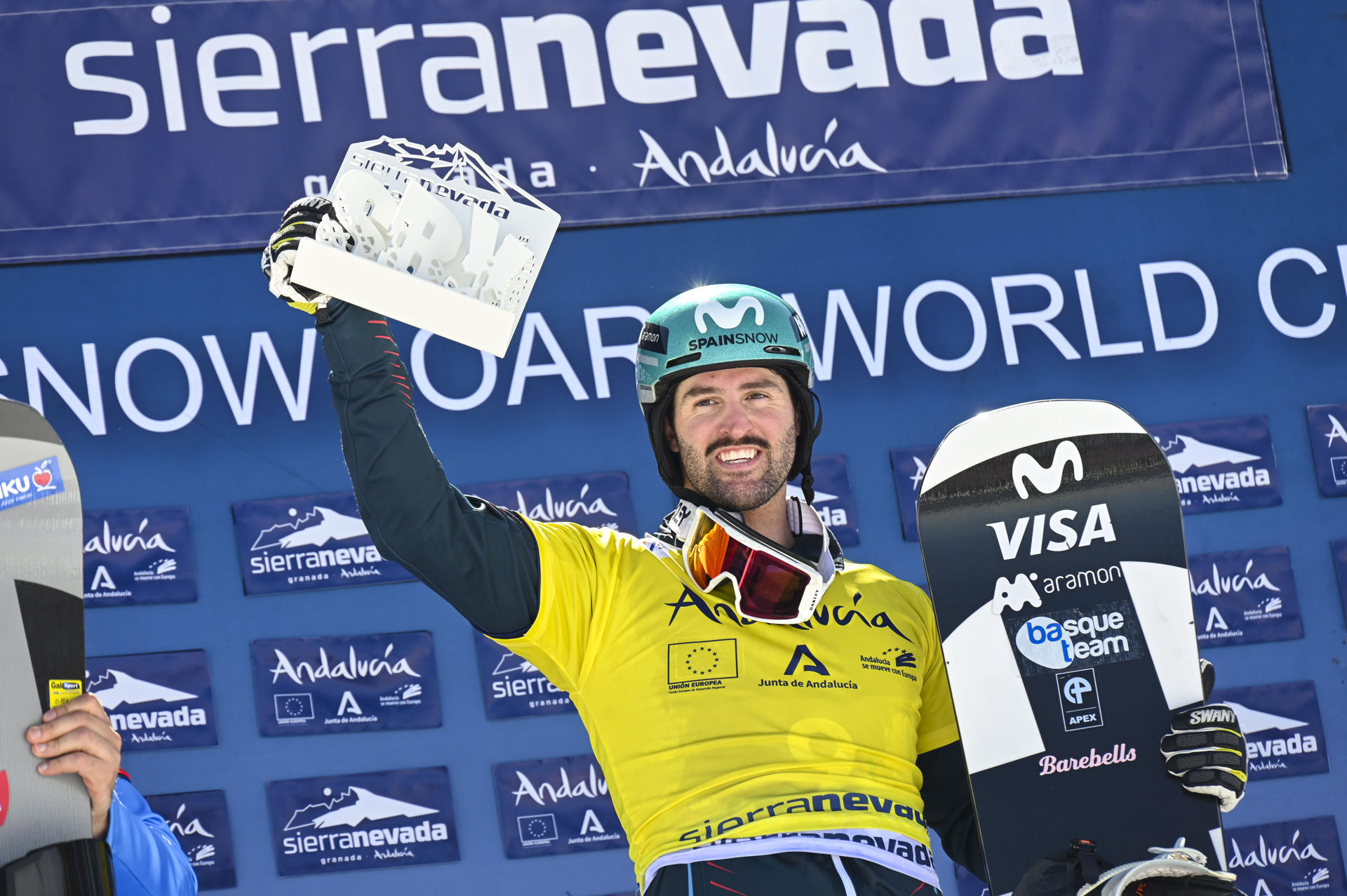 El español Lucas Eguibar, campeón mundial y ganador de la Copa del Mundo de boardercross de snowboard, en una imagen de archivo. EFE/ Miguel Ángel Molina