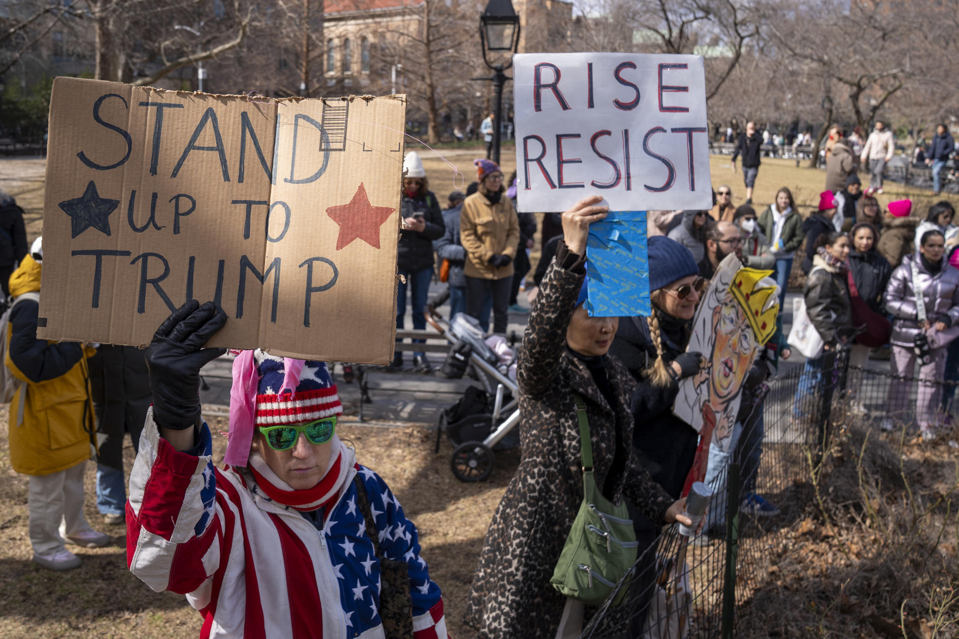 Decenas de personas participan en una manifestación este sábado, con motivo del Día Internacional de la Mujer, en la Plaza Washington Square Park de Nueva York (Estados Unidos). EFE/ Angel Colmenares