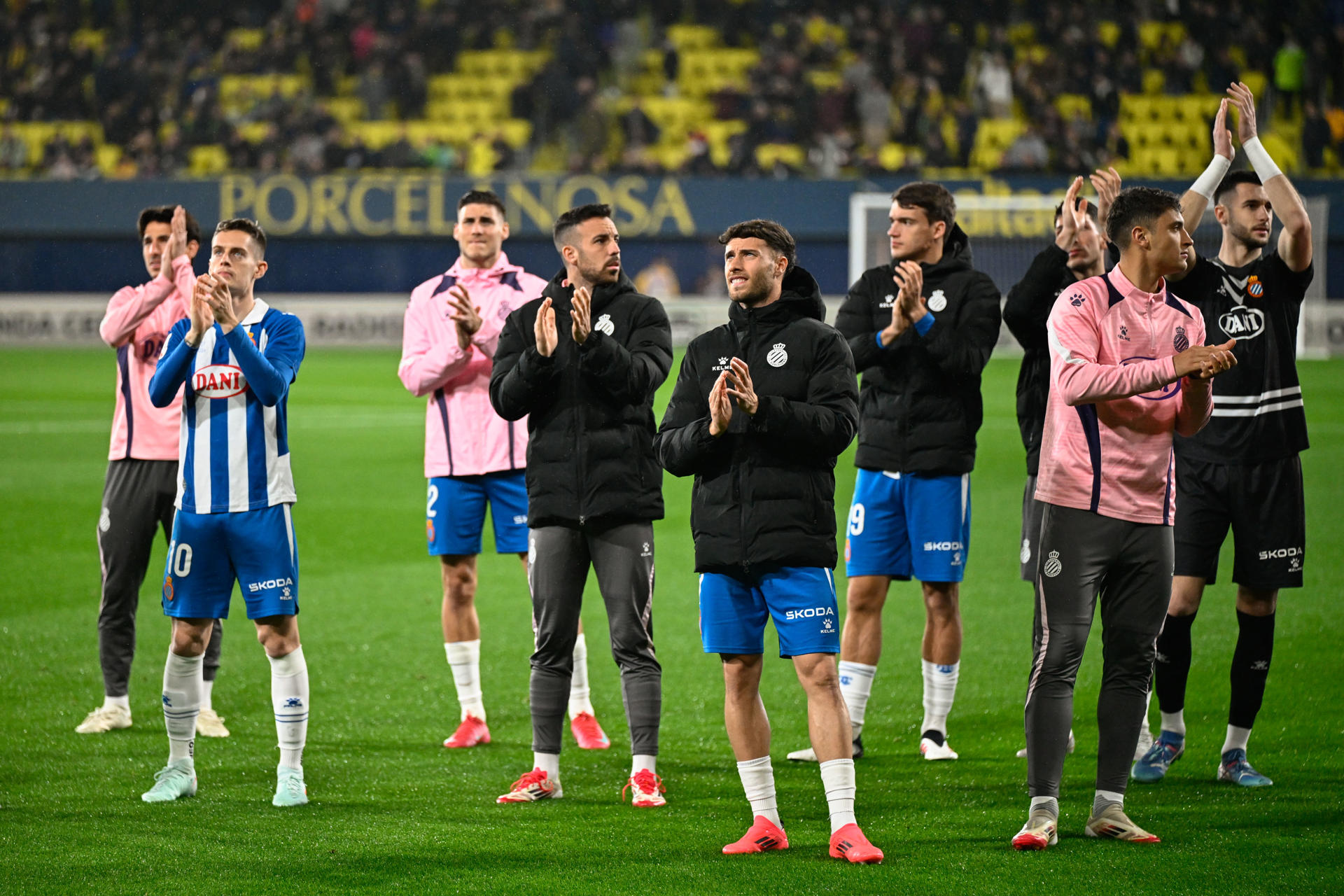 Jugadores del RCD Espanyol aplauden a sus aficionados tras conocerse la suspensión por la lluvia del encuentro correspondiente a la jornada 26 de Laliga EA Sports que iban a disputar hoy lunes Villarreal y RCD Espanyol en el estadio de La Cerámica, en la localidad castellonense. EFE / Andreu Esteban.
