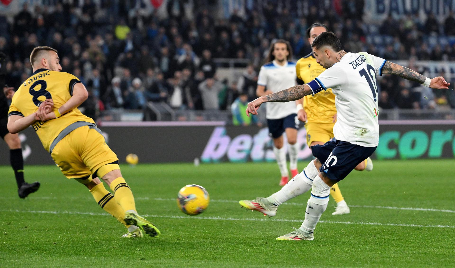 El jugador del SS Lazio Mattia Zaccagni (d) dispara ante el defensa del Udinese Sandi Lovric durante el partido de la Serie A que han jugado SS Lazio y Udinese en el Olímpico stadium de Roma, Italia. EFE/EPA/ETTORE FERRARI