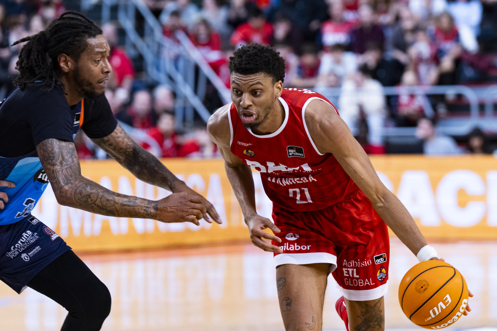El ala-pívot americano del Baxi Manresa Derrick Alston Jr (d) es defendido por el ala-pívot americano del Leyma Coruña Trey Thompkins (i) durante el encuentro de la jornada 22 de la Liga Endesa entre el Baxi Manresa y el Leyma Coruña, disputado este domingo en el Pabellón Nou Congost de Manresa. EFE/Siu Wu