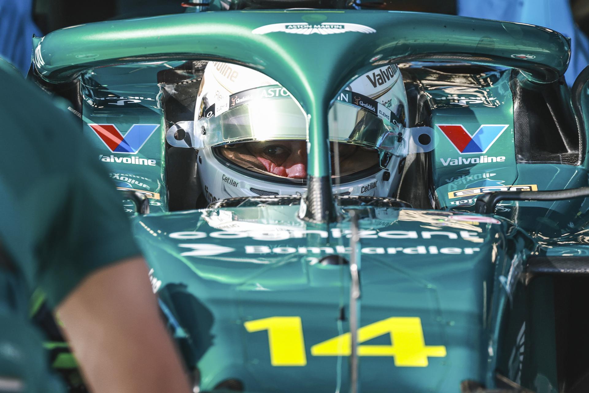El piloto español de Aston Martin, Fernando Alonso, antes de salir en la sesión de clasificación para el Gran Premio de Fórmula 1 de China, en el Circuito Internacional de Shanghái. EFE/EPA/ALEX PLAVEVSKI / POOL