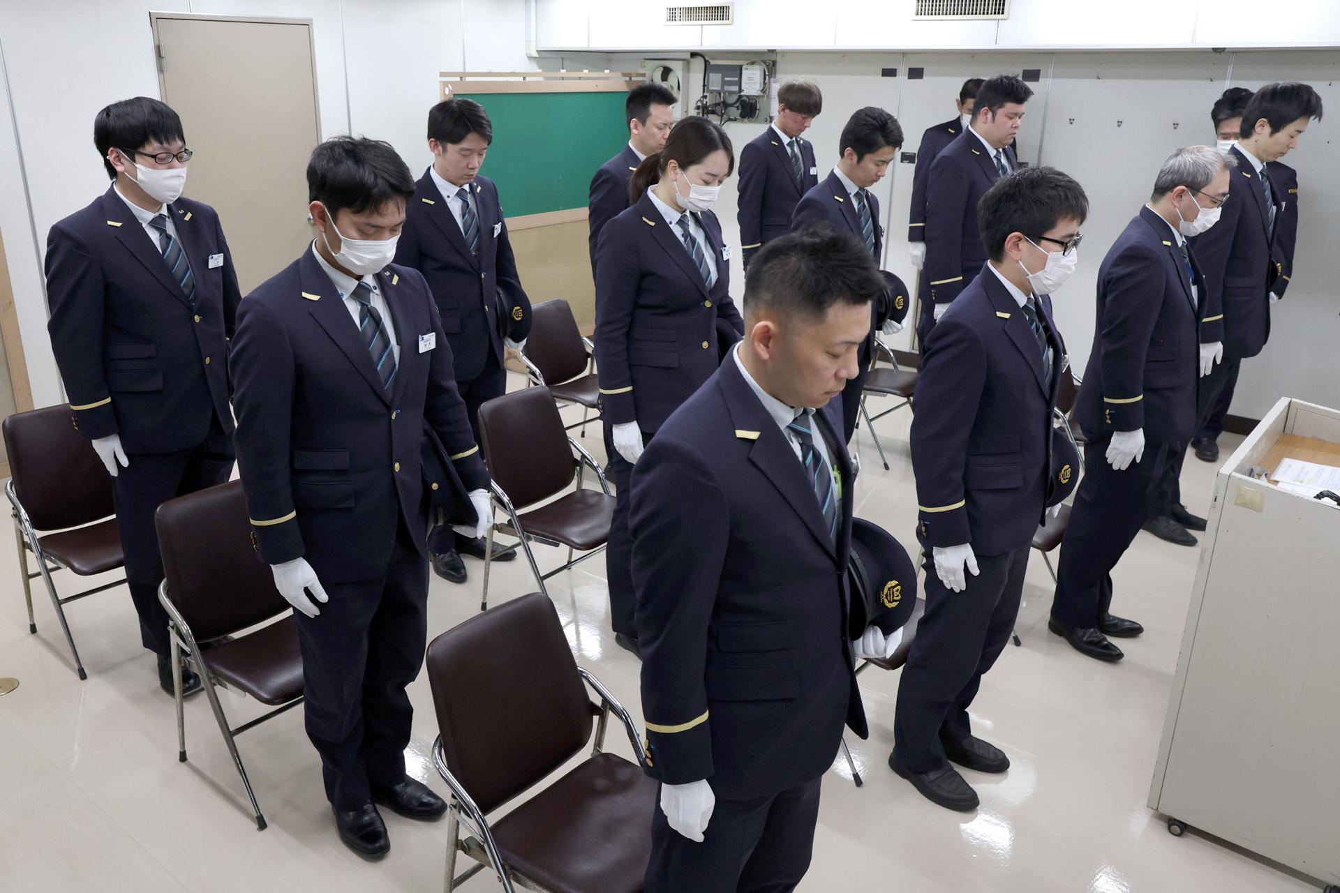 Empleados de Tokyo Metro observan un momento de silencio por las víctimas en la estación Kasumigaseki en Tokio, Japón, 20 de marzo de 2025, el día del 30.º aniversario del ataque con gas sarín en el metro de Tokio. El 20 de marzo de 1995, el ataque con gas sarin del culto Aum Shinrikyo en el metro dejó 14 muertos y más de 6,000 heridos. (Japón, Tokio) 
EFE/EPA/JAPAN POOL JAPÓN FUERA USO EDITORIAL SOLAMENTE