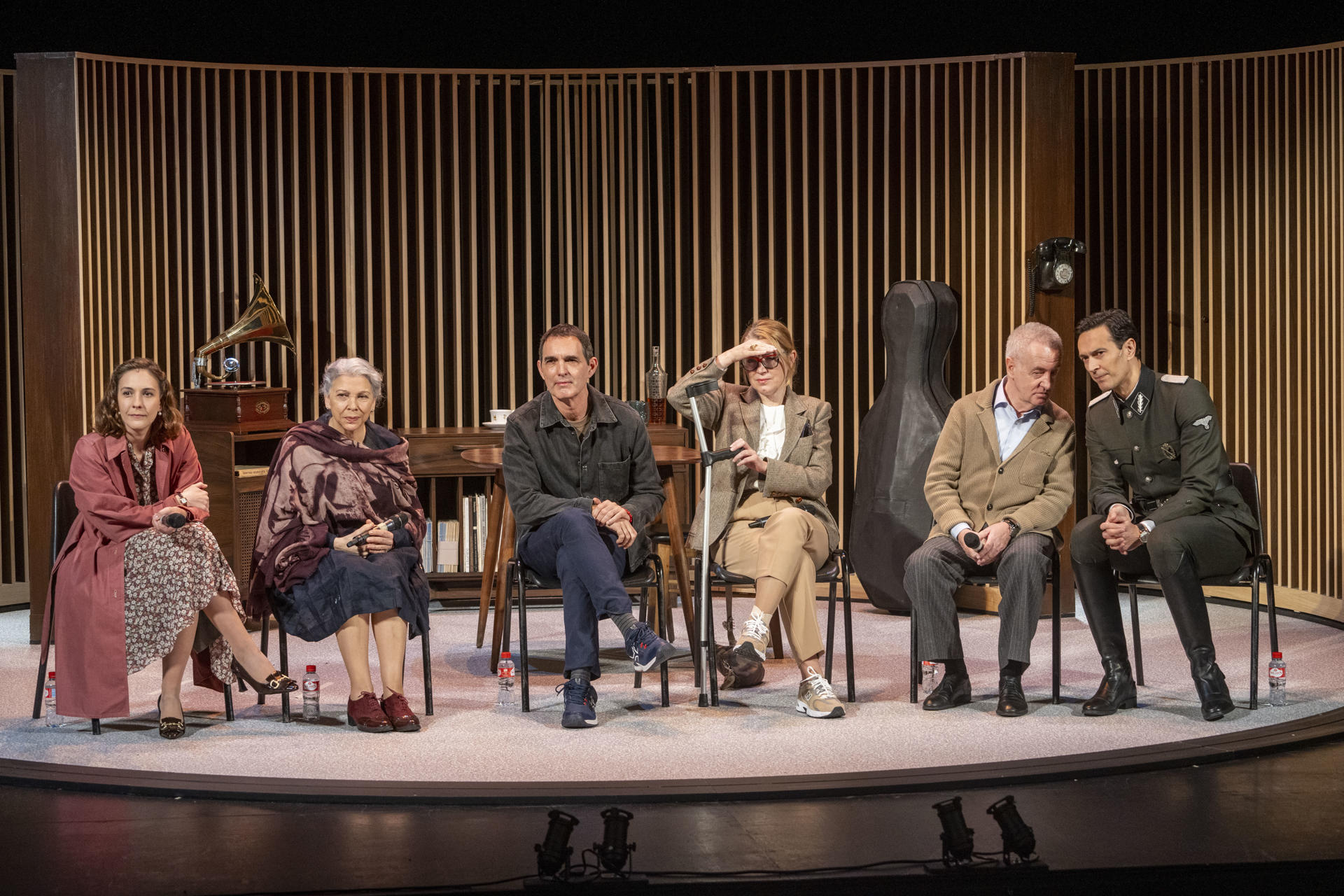 El Palacio de Festivales de Cantabria estrena 'Música para Hitler', con los actores Carlos Hipólito (2d), Kiti Manver (2i), Cristobal Suárez (d) y Marta Velilla (i), bajo la dirección de Juan Carlos Rubio (c), este miércoles en Santander. EFE/ ROMÁN G. AGUILERA