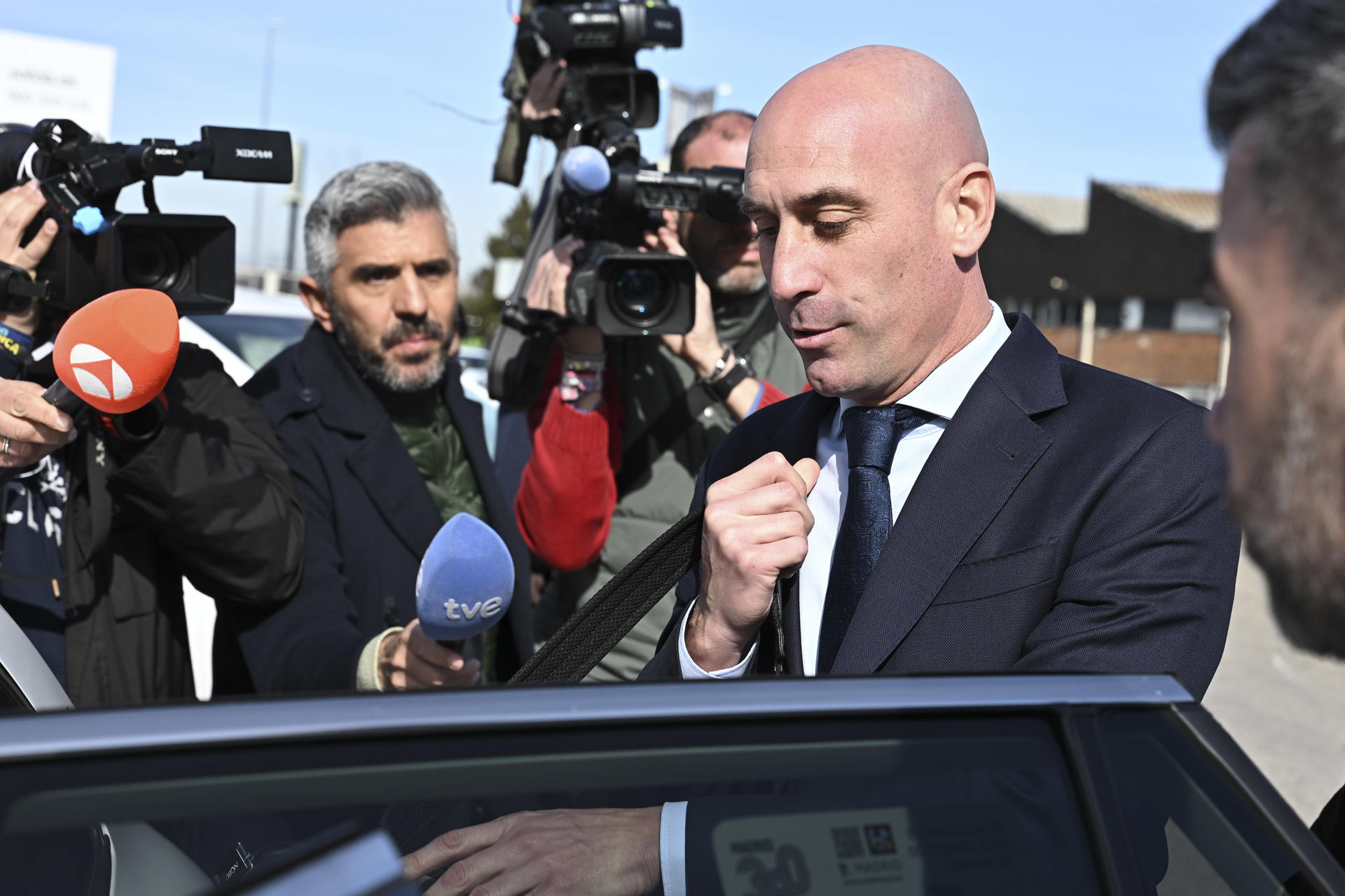 Foto de archivo del expresidente de la RFEF Luis Rubiales a su salida de la Audiencia Nacional en San Fernando de Henares, Madrid. EFE/Fernando Villar