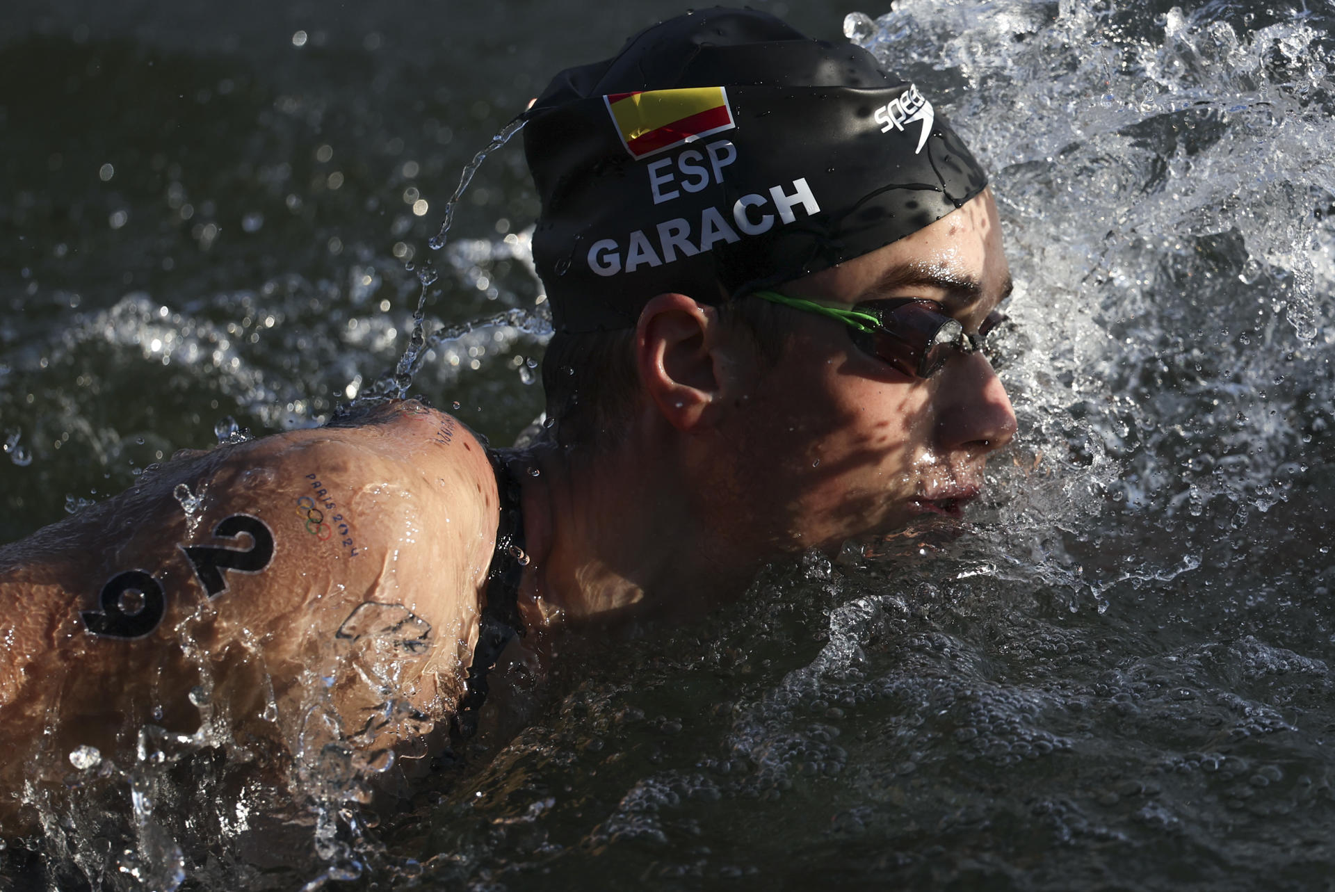 El nadador español Carlos Garach durante su participación en la prueba masculina de 10km en aguas abiertas de los Juegos Olímpicos de París 2024. EFE/ Miguel Gutiérrez