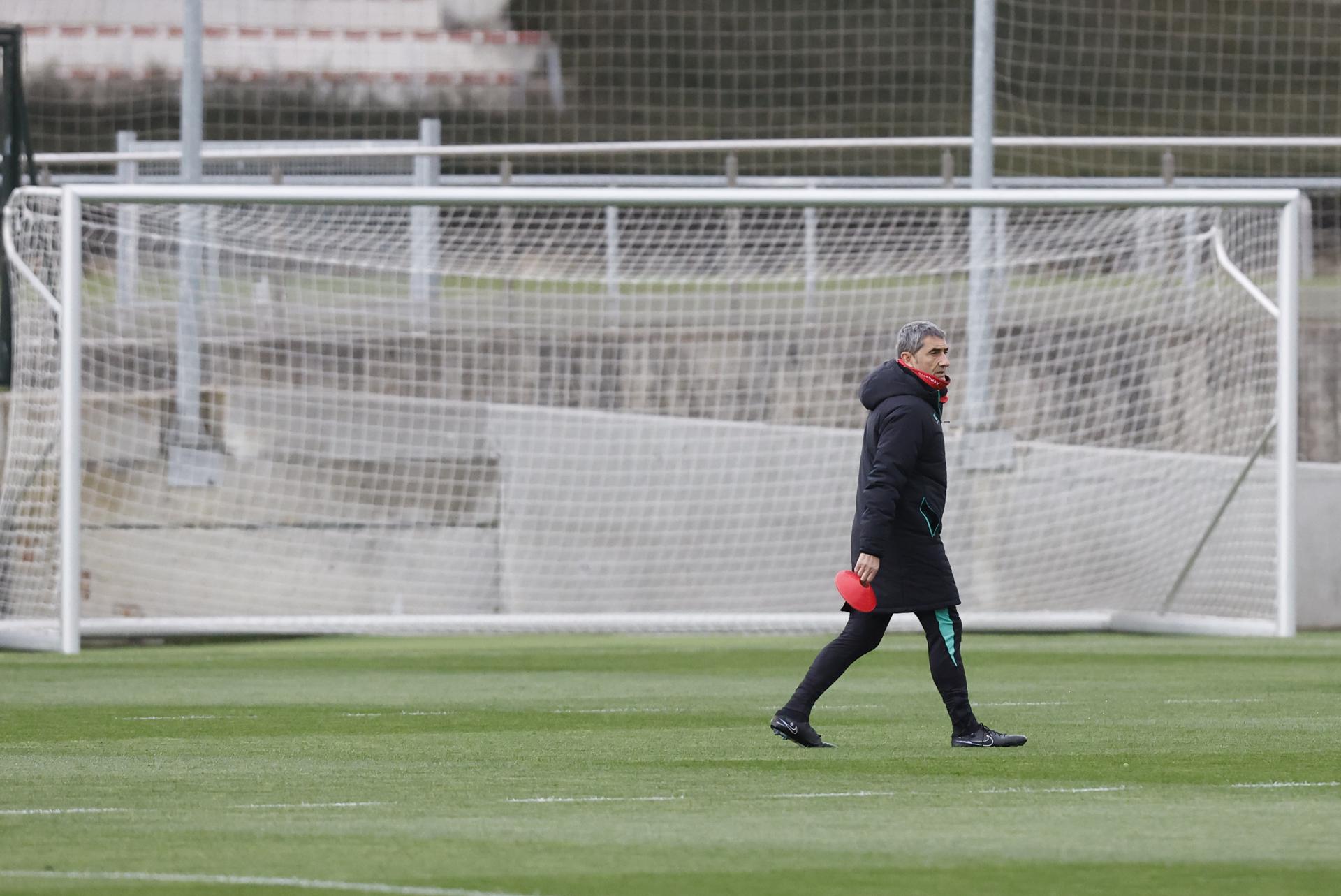 El técnico del Athletic de Bilbao, Ernesto Valverde, supervisa el último entrenamiento con el que el club rojiblanco ha preparado este miércoles el partido de Liga Europa del jueves ante la Roma en San Mamés. EFE/ Miguel Toña