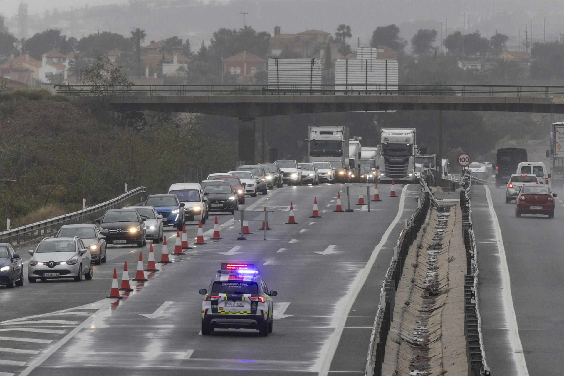 Imagen de archivo de la guardia civil cortando la autovía A-7 en sentido Alicante. EFE/ Marcial Guillén