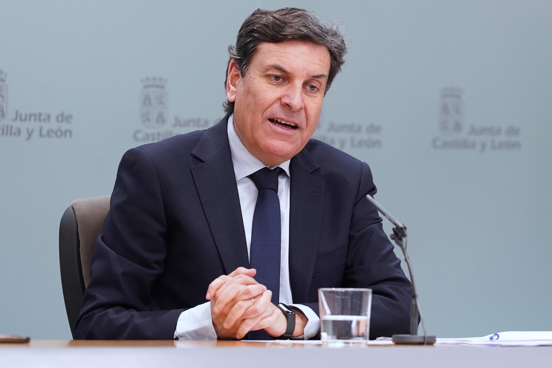 El consejero de Economía y Hacienda y portavoz, Carlos Fernández Carriedo, comparece en rueda de prensa posterior al Consejo de Gobierno de la Junta de Castilla y León. EFE/Nacho Gallego
