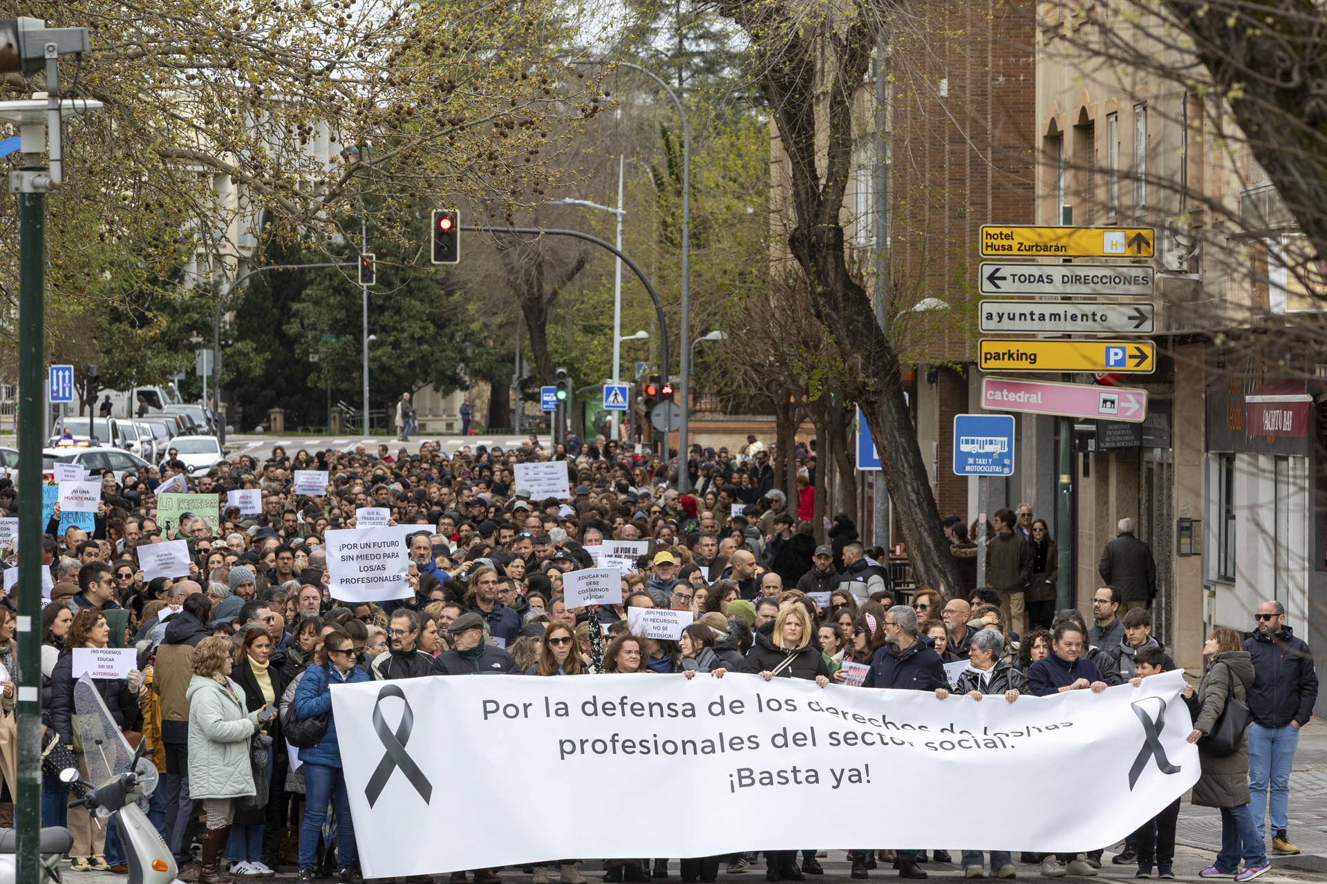 BADAJOZ, 22/03/2025.- Trabajadores sociales, psicólogos, terapeutas ocupacionales, técnicos de integración social y educadores sociales, así como representantes de diversas centrales sindicales, se manifiestan en repulsa por el asesinato de una educadora social en Badajoz y para denunciar la precariedad de los servicios sociales. EFE/Jero Morales