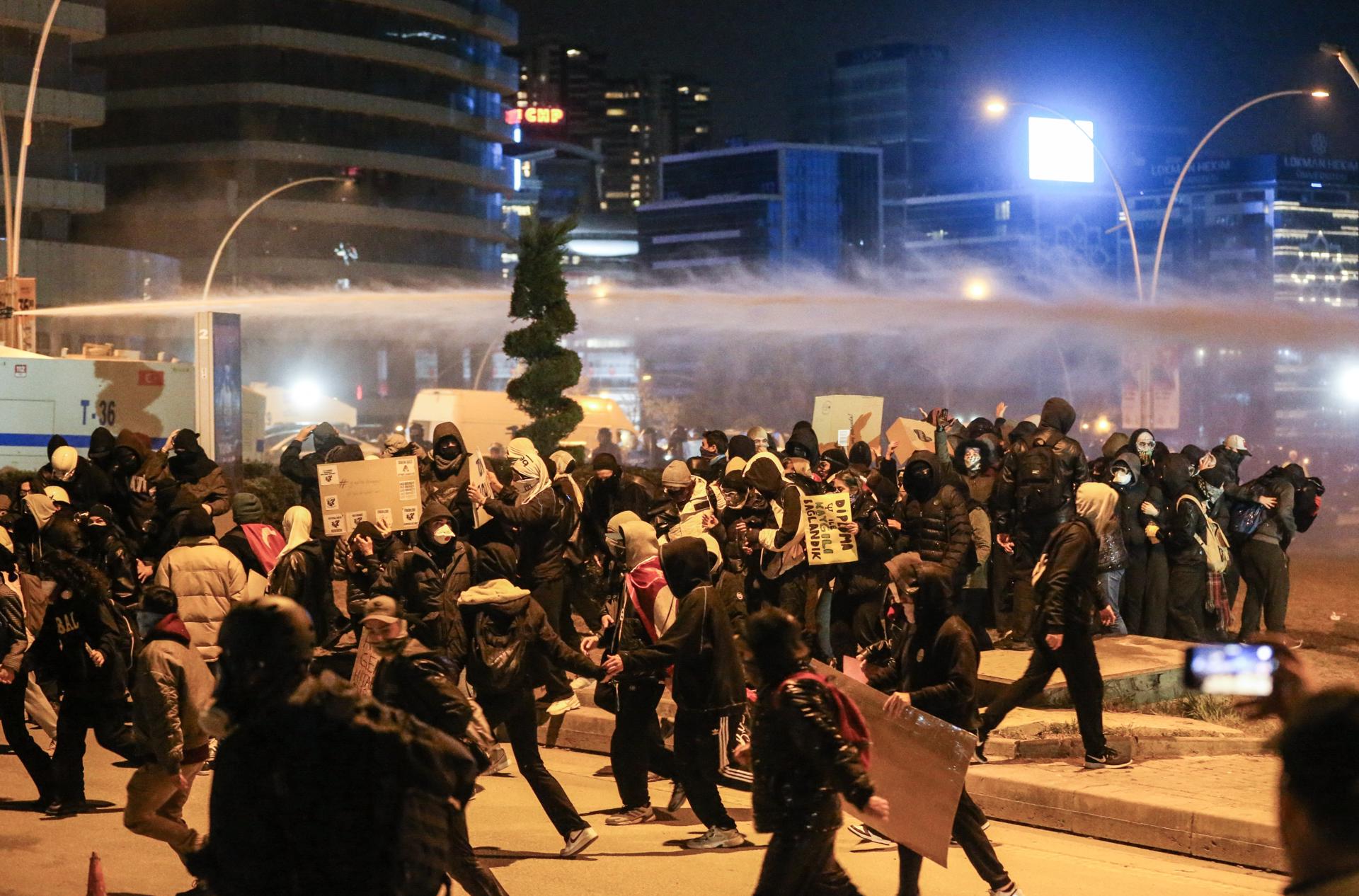 Un chorro de agua, disparado por la policía antidisturbios turca, fue registrado este martes, 25 de marzo, sobre un grupo de manifestantes de una protesta antigubernamental en Ankara (Turquía). EFE/Necati Savas