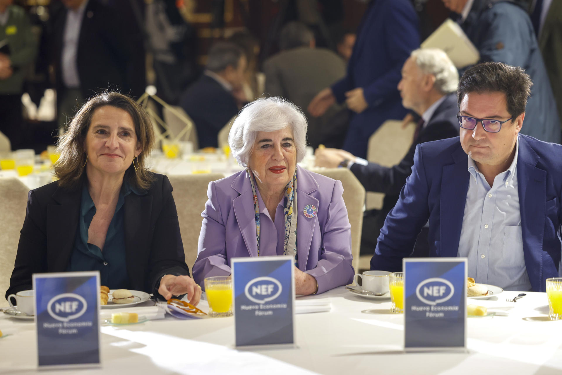 Francisca Sauquillo (c), presidenta del PSOE de Madrid, que ha intervenido en el Fórum Europa celebrado este viernes en la capital y Teresa Ribera, vicepresidenta Ejecutiva de la Comisión Europea para una Transición Limpia, Justa y Competitiva, que ha presentado su intervención. Junto a ellas, el ministro para la Transformación Digital y de la Función Pública y secretario general del PSOE de Madrid, Óscar López. EFE/ Mariscal