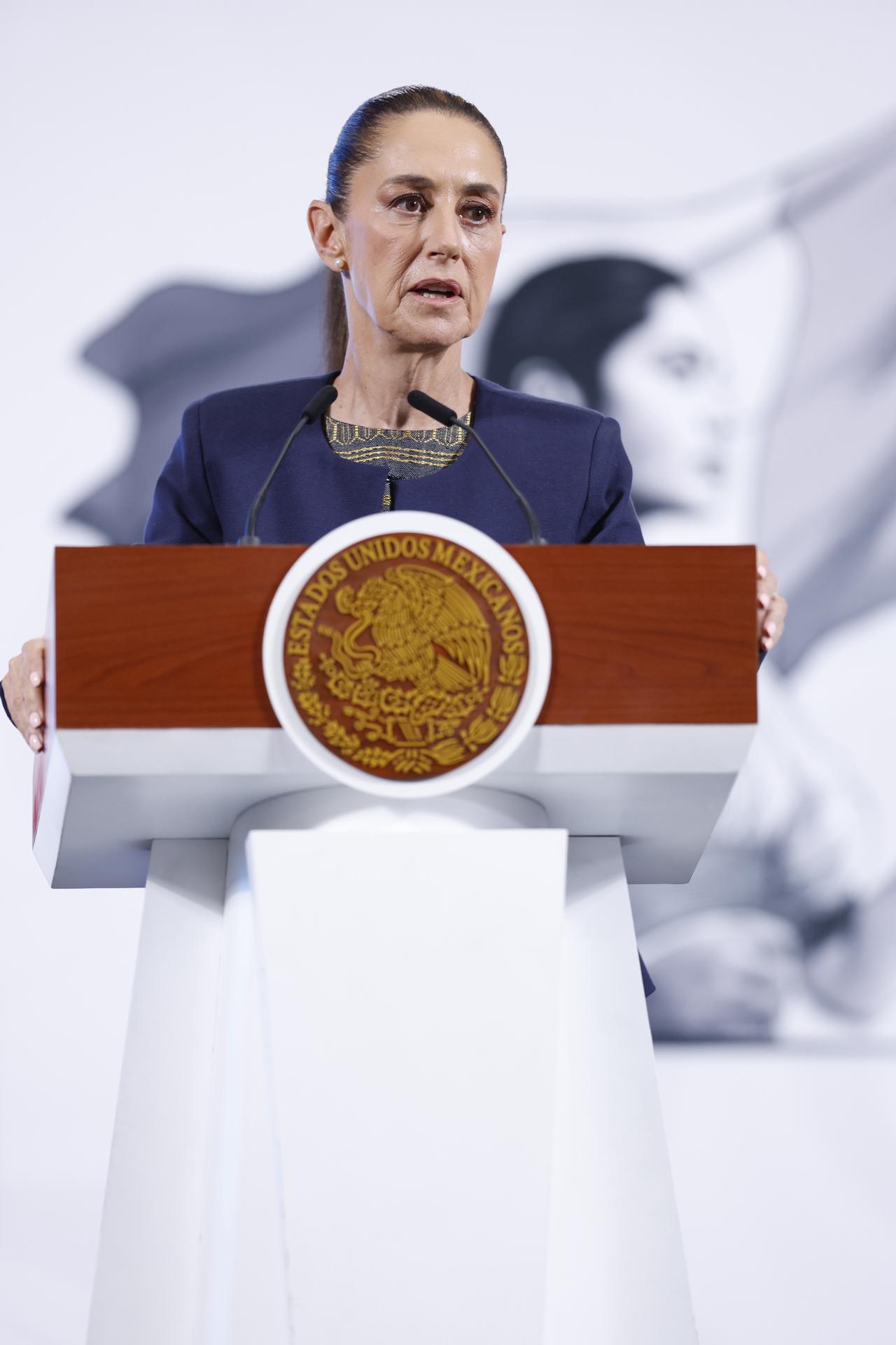 La presidenta de México, Claudia Sheinbaum habla este martes durante su conferencia matutina en Palacio Nacional de la Ciudad de México (México). EFE/Sáshenka Gutiérrez