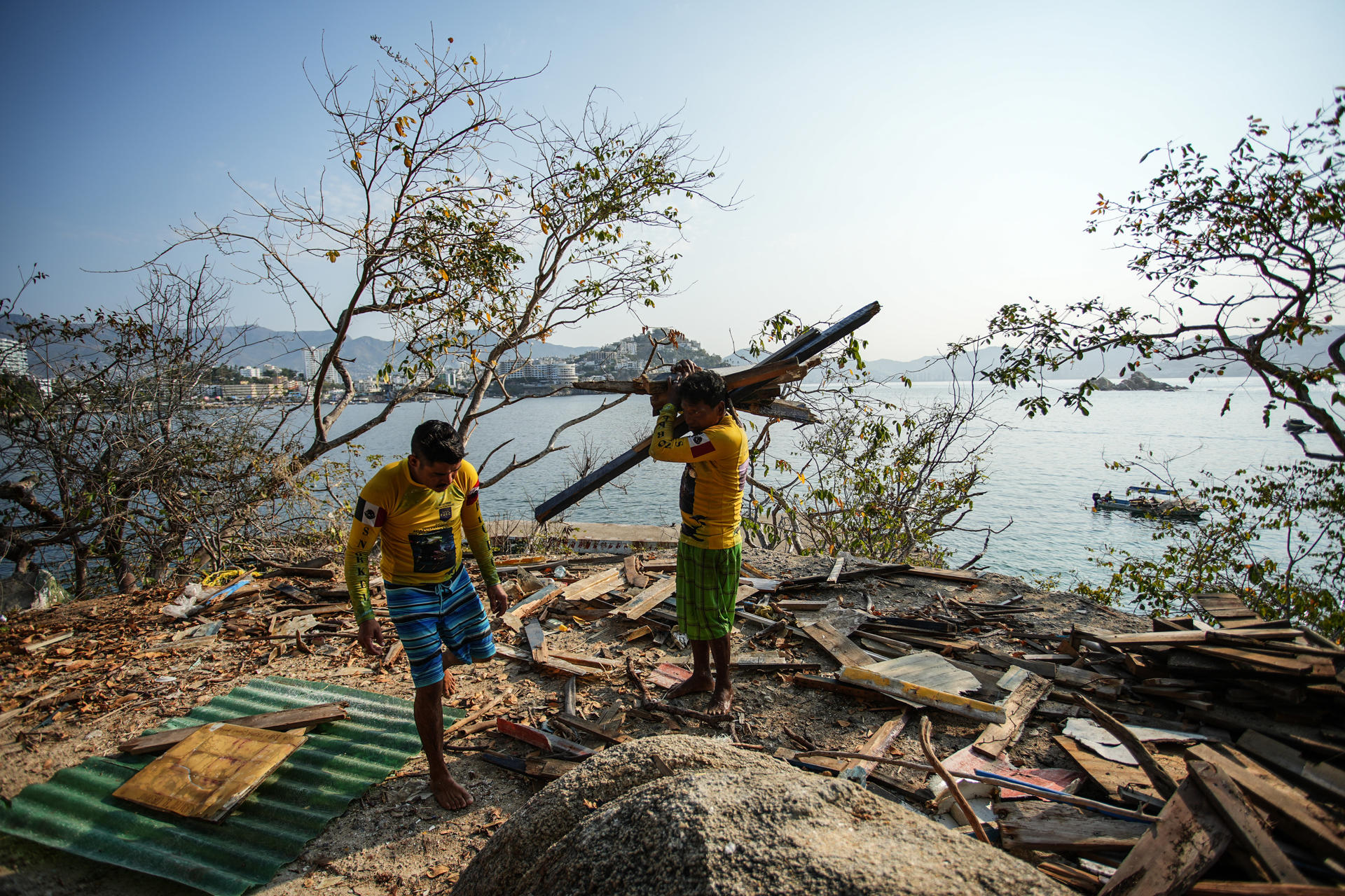 Personal de limpieza retiran basura y escombro este jueves, de las playas de Acapulco en Guerrero (México). EFE/ David Guzmán