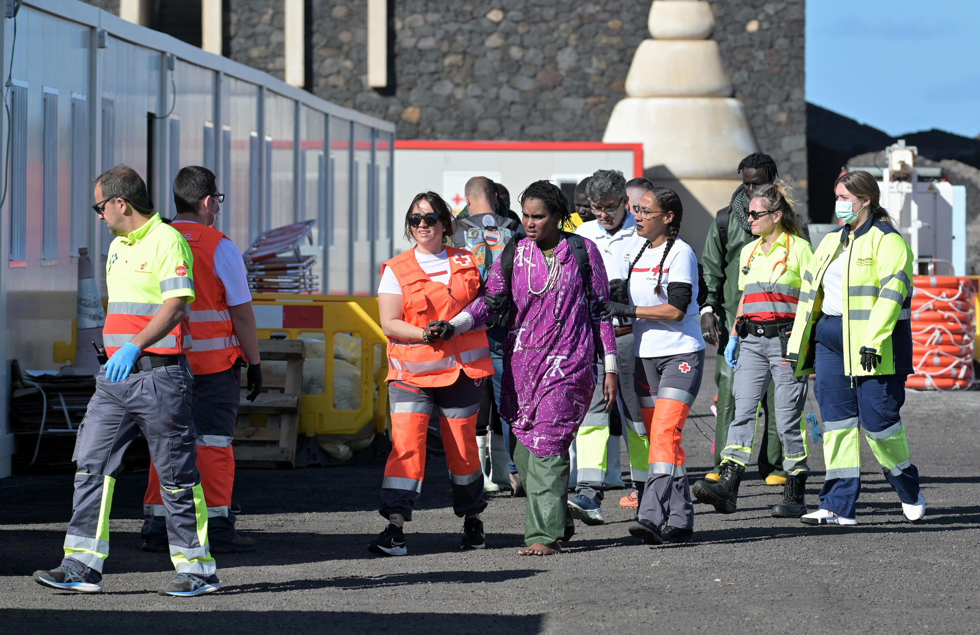 La Salvamar Ácrux, de Salvamento Marítimo, ha rescatado este viernes un cayuco con 58 migrantes a bordo, entre ellos dos mujeres, localizado al sur de la isla de El Hierro y ha trasladado a sus ocupantes al puerto de La Restinga. EFE/Gelmert Finol