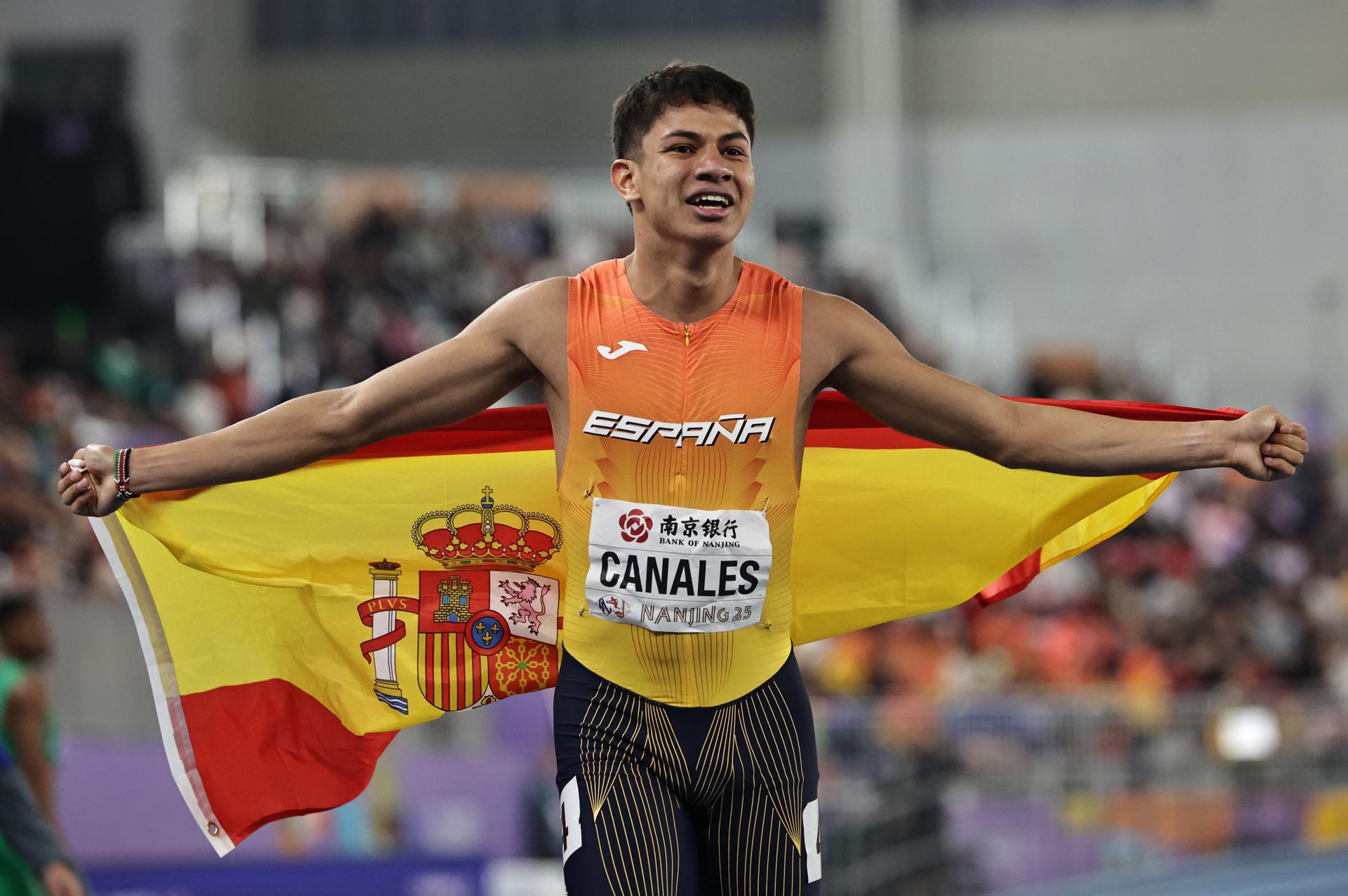 Elvin Josue Canales celebra la medalla de bronce conseguida en los Mundiales de atletismo de pista cubierta. EFE/EPA/ANDRES MARTINEZ CASARES