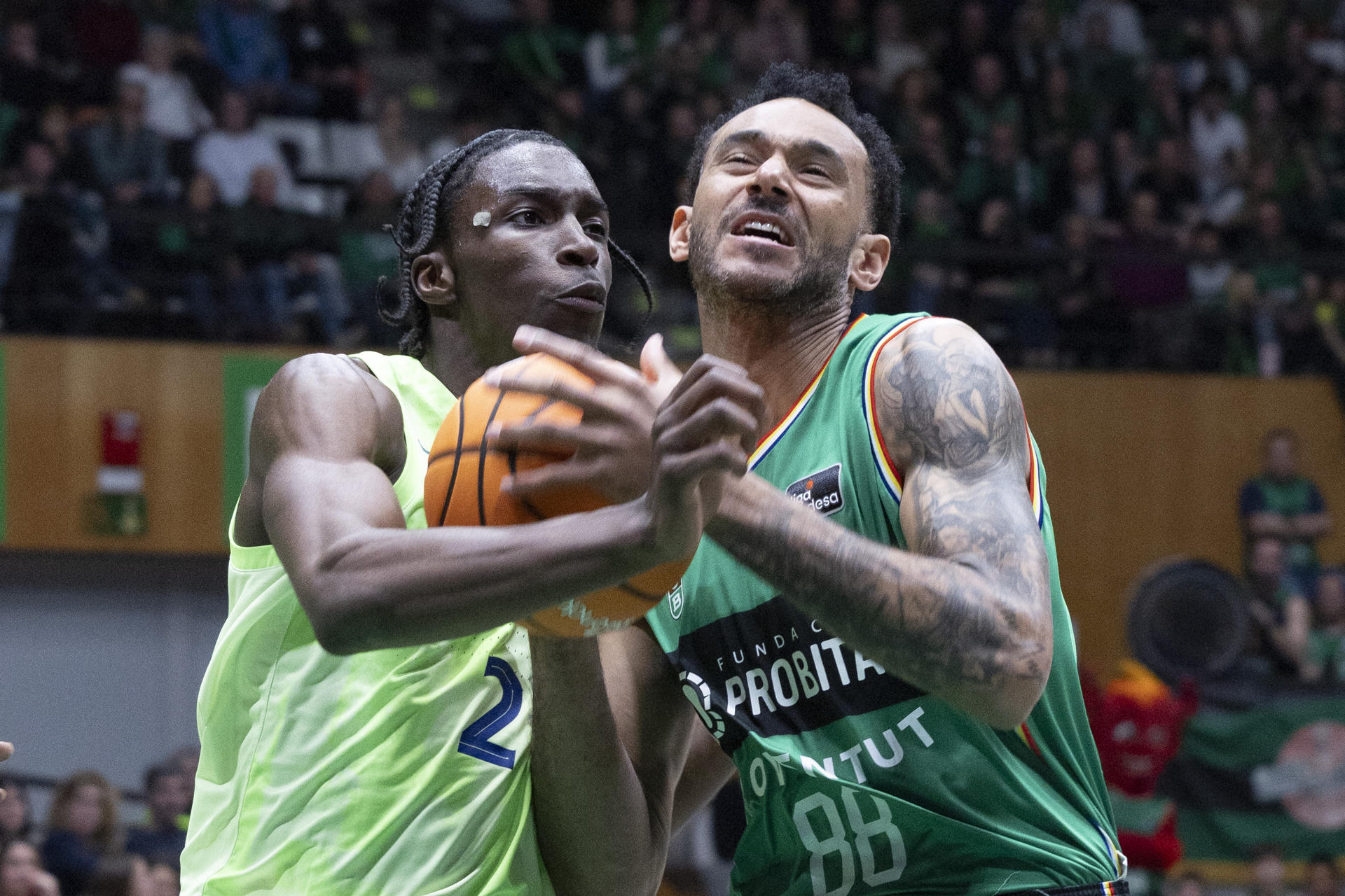 El jugador del Club Joventut Badalona A. Hanga, y el jugador del FC Barcelona A. Sarr, durante el partido de la jornada 25 de la Liga Endesa, este domingo en el Palau Municipal D´Esports de Badalona.- EFE/Marta Pérez