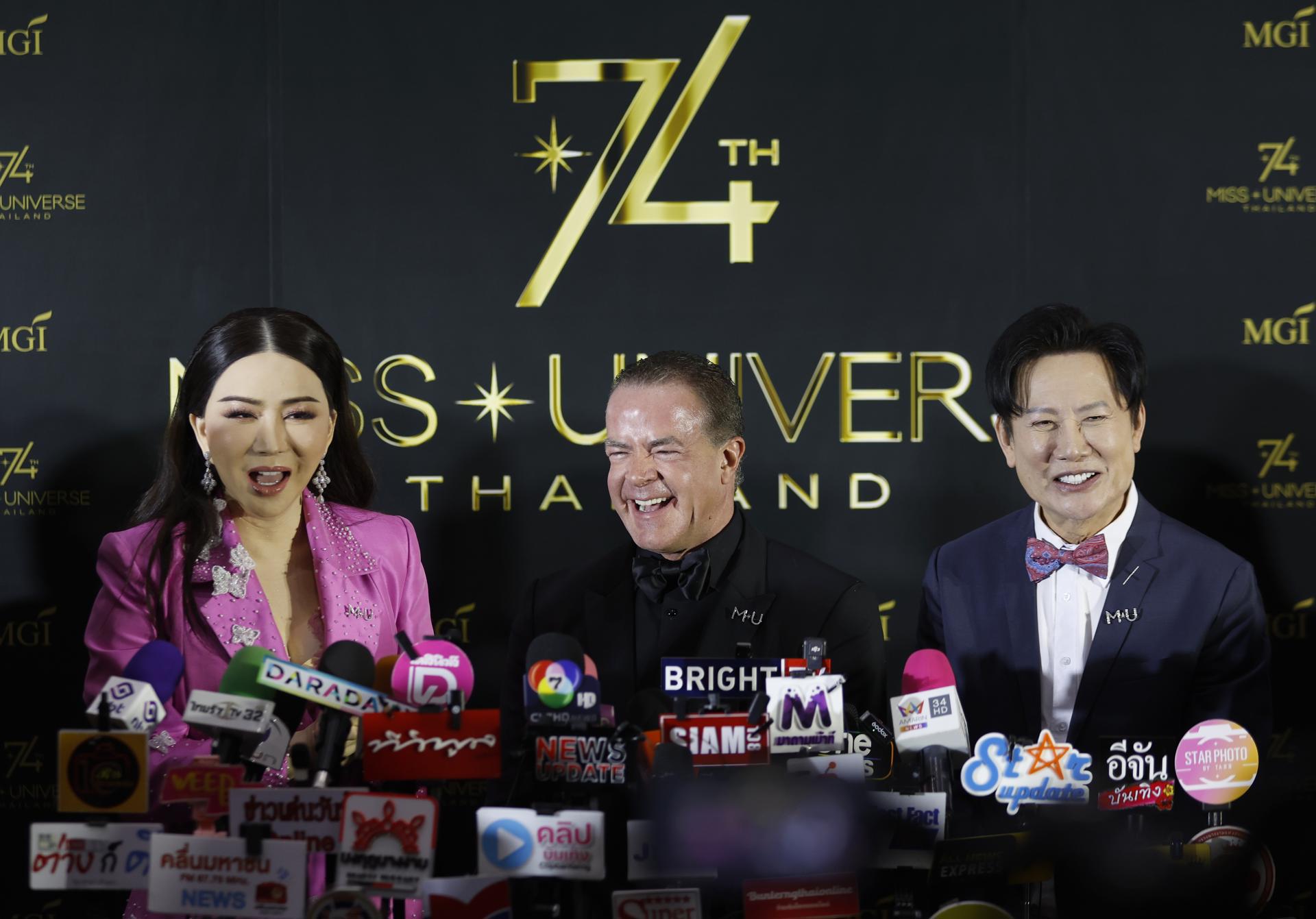 BANGKOK (Thailand), 13/03/2025.- The President of Miss Universe Organization, Raul Rocha Cantu (C), next to the CEO of Miss Universe Organization, Anne Jakrajutatip (L), and the CEO of Miss Grand International Public Company Limited and President of Miss Universe Thailand 2025, Nawat Itsaragrisil (R), talk to media during a press conference to announce Thailand's hosting of the Miss Universe 2025 competition, in Bangkok, Thailand, 13 March 2025. Thailand is set to host the final competition of the beauty pageant Miss Universe 2025 on 21 November. (Tailandia) EFE/EPA/NARONG SANGNAK