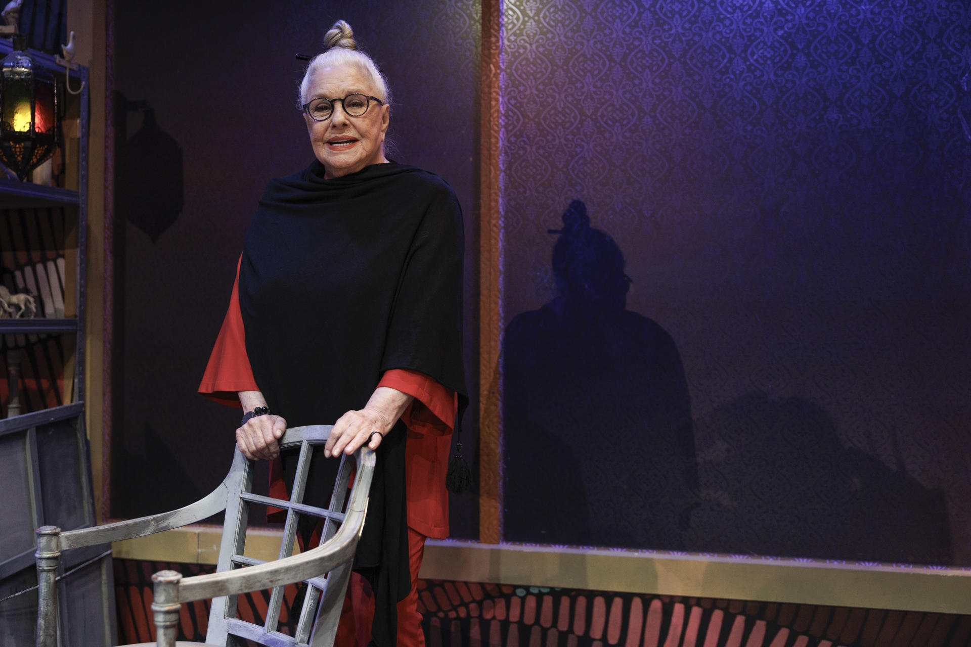 La actriz vallisoletana Lola Herrera, que regresa a los escenarios con 'Camino a la Meca', una obra de Athol Fugard, posa tras el pase gráfico de la misma este miércoles en el teatro Bellas Artes de Madrid. EFE/Sergio Pérez