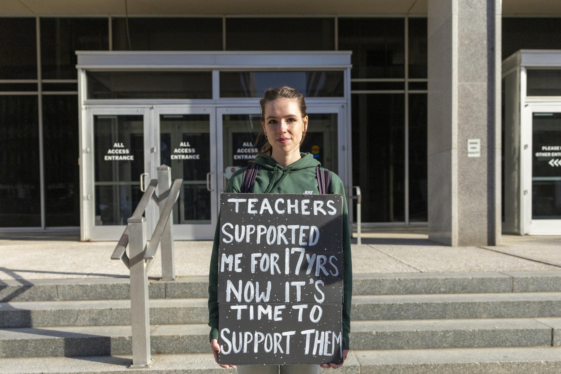 Chloe Kinsley, una joven de 23 años, fue registrada este miércoles, 12 de marzo, al protestar por el desmantelamiento del Departamento de Educación de Estados Unidos, ordenado por el presidente Donald Trump, frente a la sede del ministerio, en Washington DC (EE.UU.). EFE/Shawn Thew