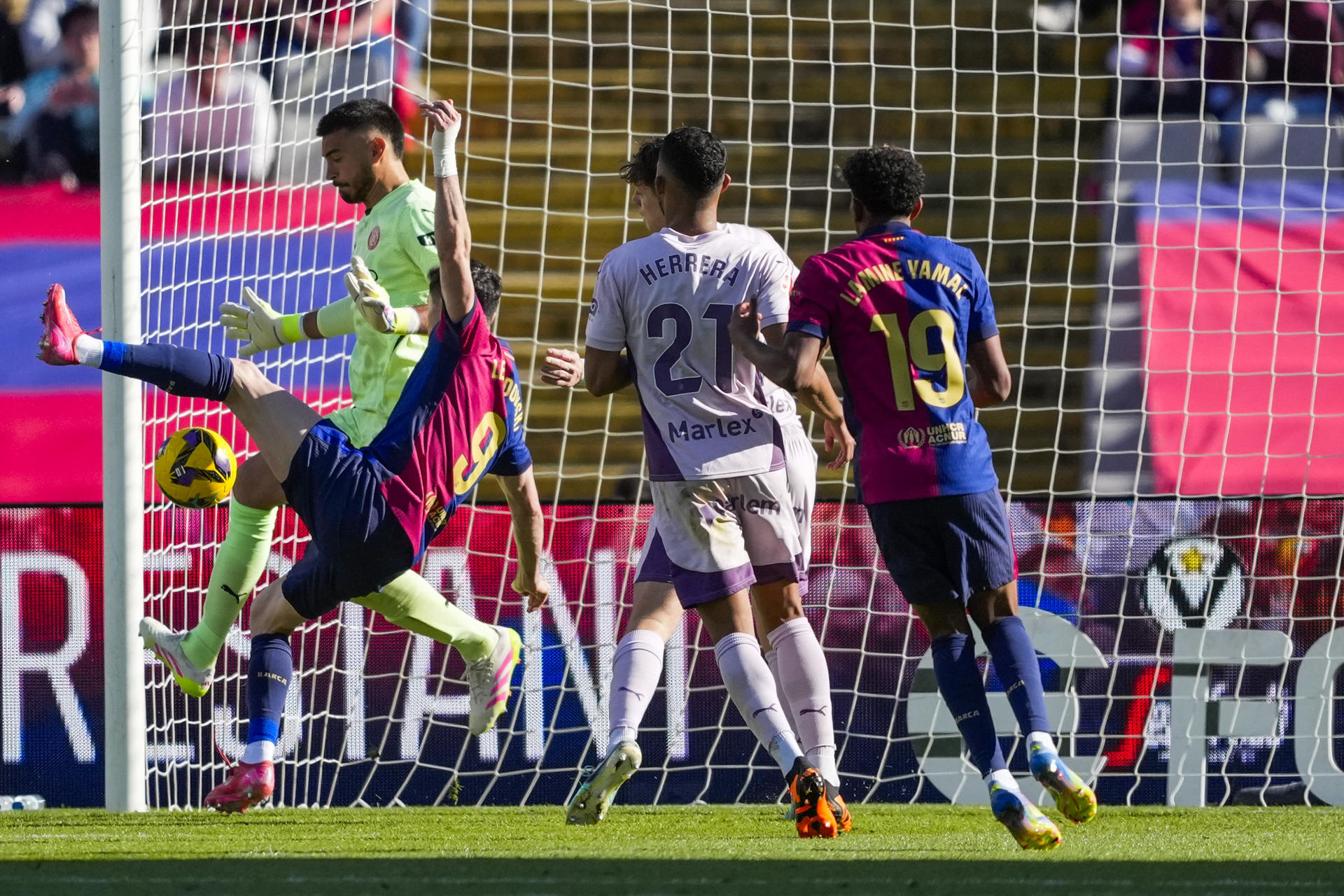 El delantero del Barcelona Robert Lewandowski remata para marcar gol contra el Girona, durante el partido de la jornada 29 de LaLiga que FC Barcelona y Girona disputan este domingo en el estadio Lluis Companys de Barcelona. EFE/ Alejandro García