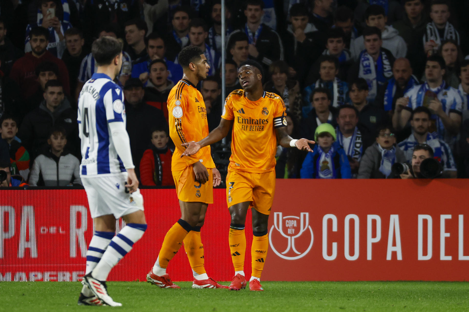 El delantero brasileño del Real Madrid, Vinicius Junior, durante el encuentro correspondiente a la ida de las semifinales de la Copa del Rey en el estadio de Anoeta, en San Sebastián en foto de archivo de Juan Herrero. EFE