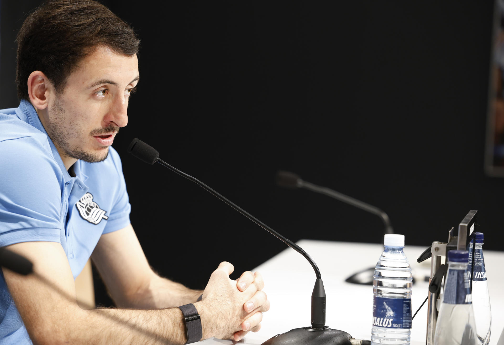 El capitán de la Real Sociedad, Mikel Oyarzabal, ofrece una conferencia de prensa este jueves en San Sebastián previa al partido que enfrentará este sábado al equipo contra el Valladolid. EFE/Juan Herrero.