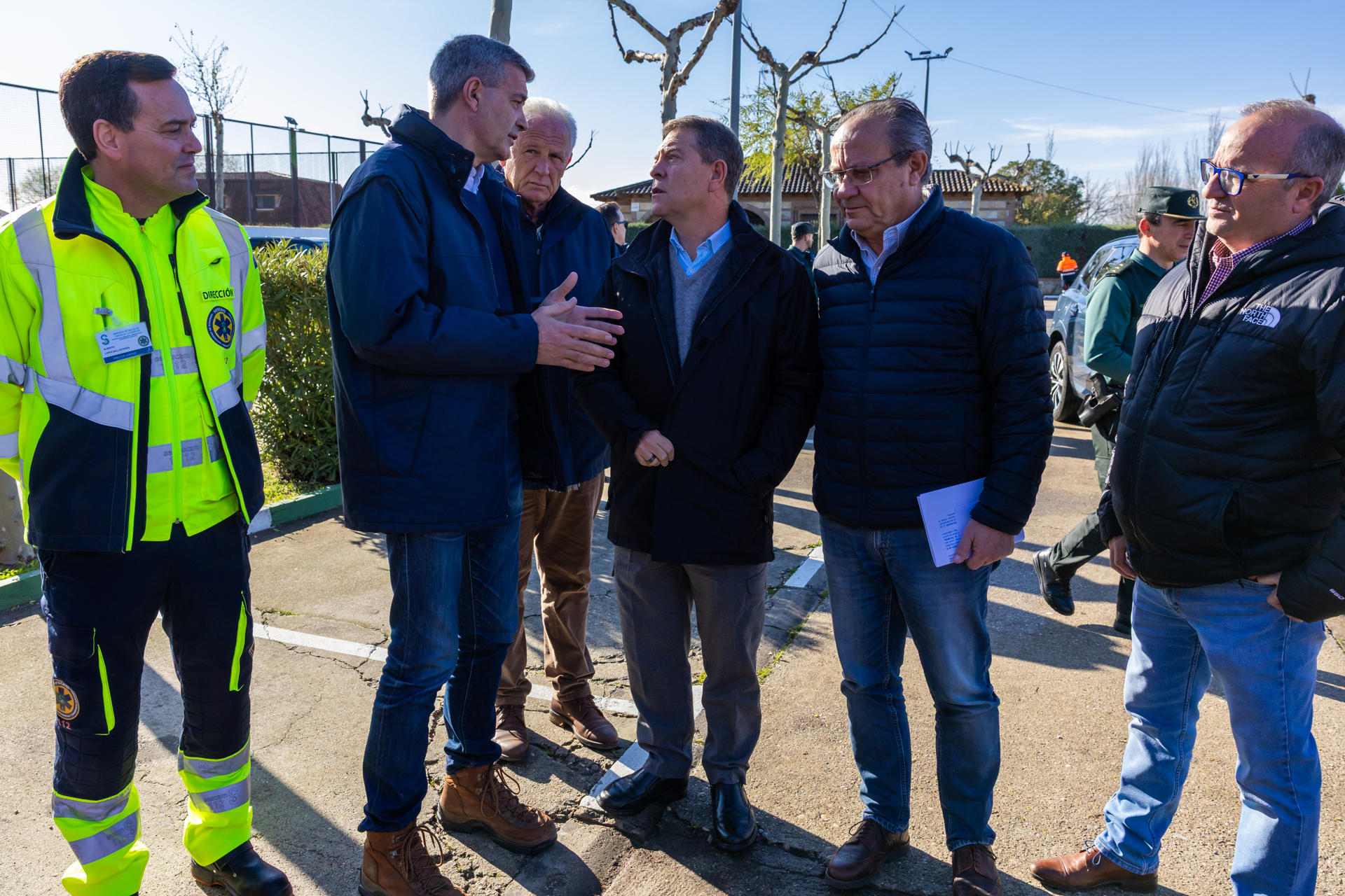 El presidente de Castilla-La Mancha, Emiliano García Page, visita el puesto de mando del 112 en Escalona. El Tajo ha alcanzado un caudal de 1.400 m3/s mientras el temporal se estabiliza en C-La Mancha. EFE/Ángeles Visdómine