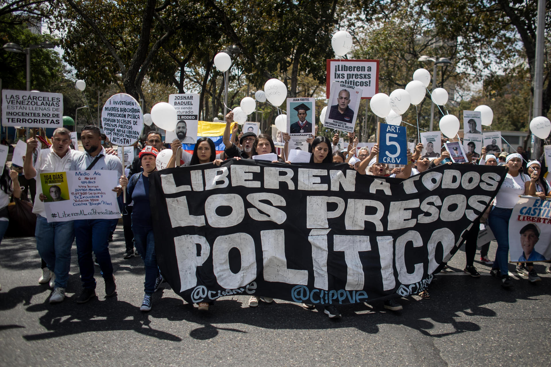 Fotografía de archivo en donde se ven familiares de políticos, activistas y otros detenidos en Venezuela. EFE/ Miguel Gutiérrez
