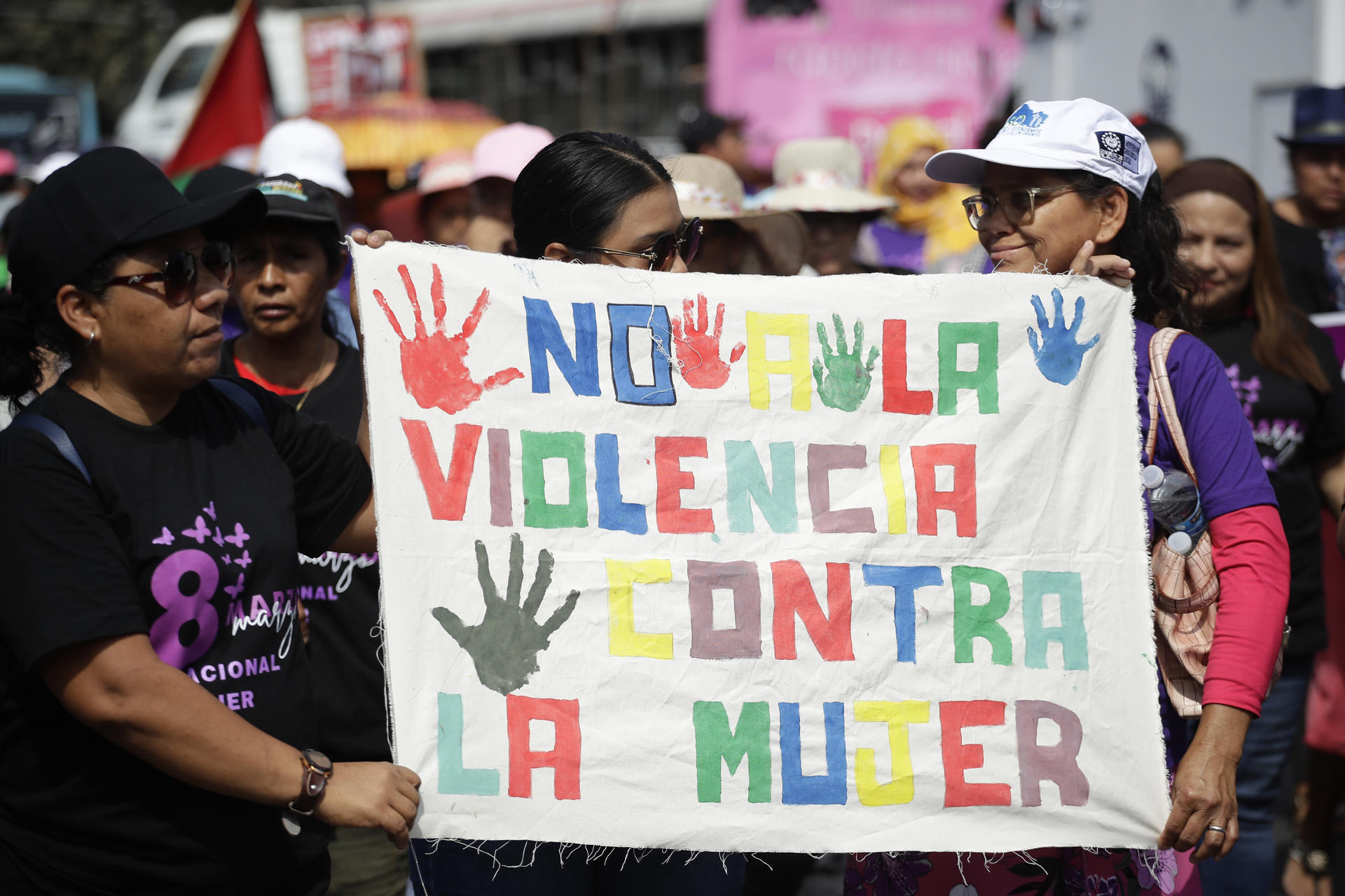 Fotografía de archivo, tomada el 8 de marzo de 2024, en la que se registró a un grupo de manifestantes al marchar con motivo del Día Internacional de la Mujer, en San Salvador (El Salvador). EFE/Rodrigo Sura