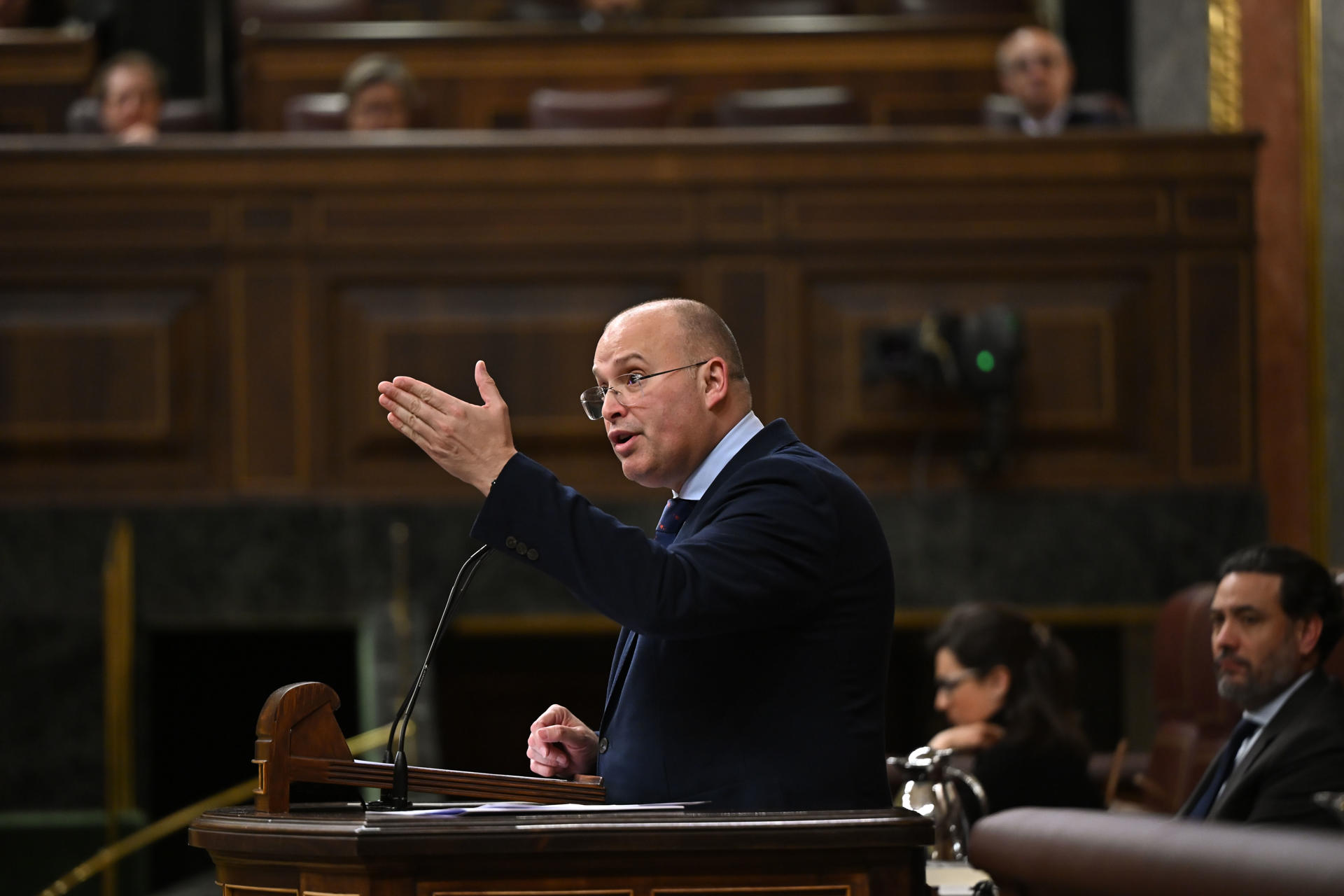 El portavoz del PP, Miguel Tellado, interviene durante el pleno del Congreso este martes. EFE/Fernando Villar