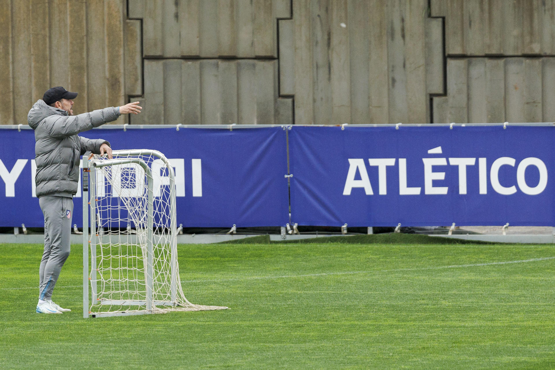 Simeone, durante el entrenamiento de este sábado. EFE/Sergio Pérez