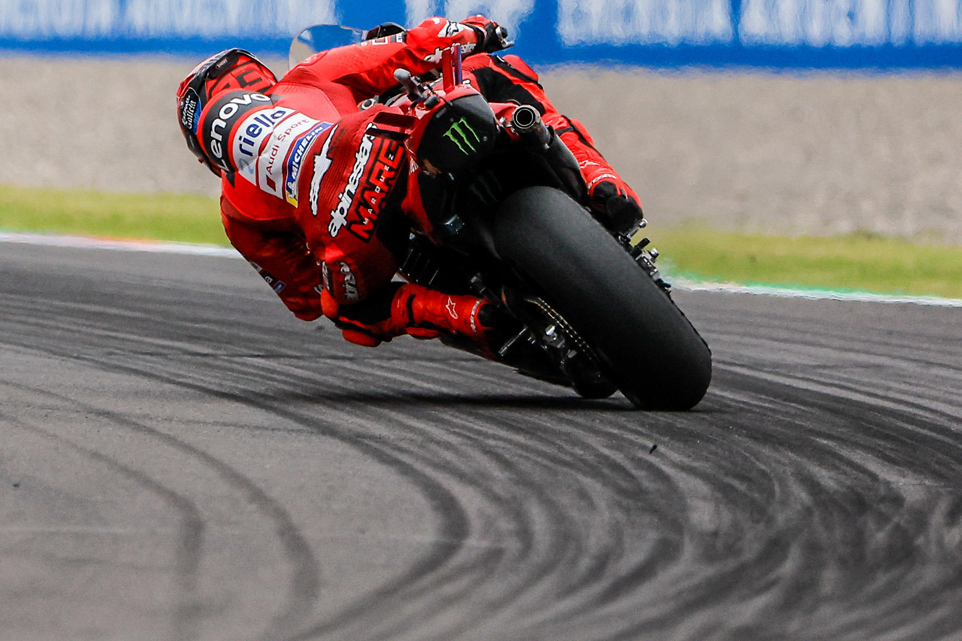 El piloto Marc Marquez participa este viernes, en un entrenamiento del Circuito de Termas de Rio Hondo en Santiago del Estero (Argentina). EFE/ Juan Ignacio Roncoroni