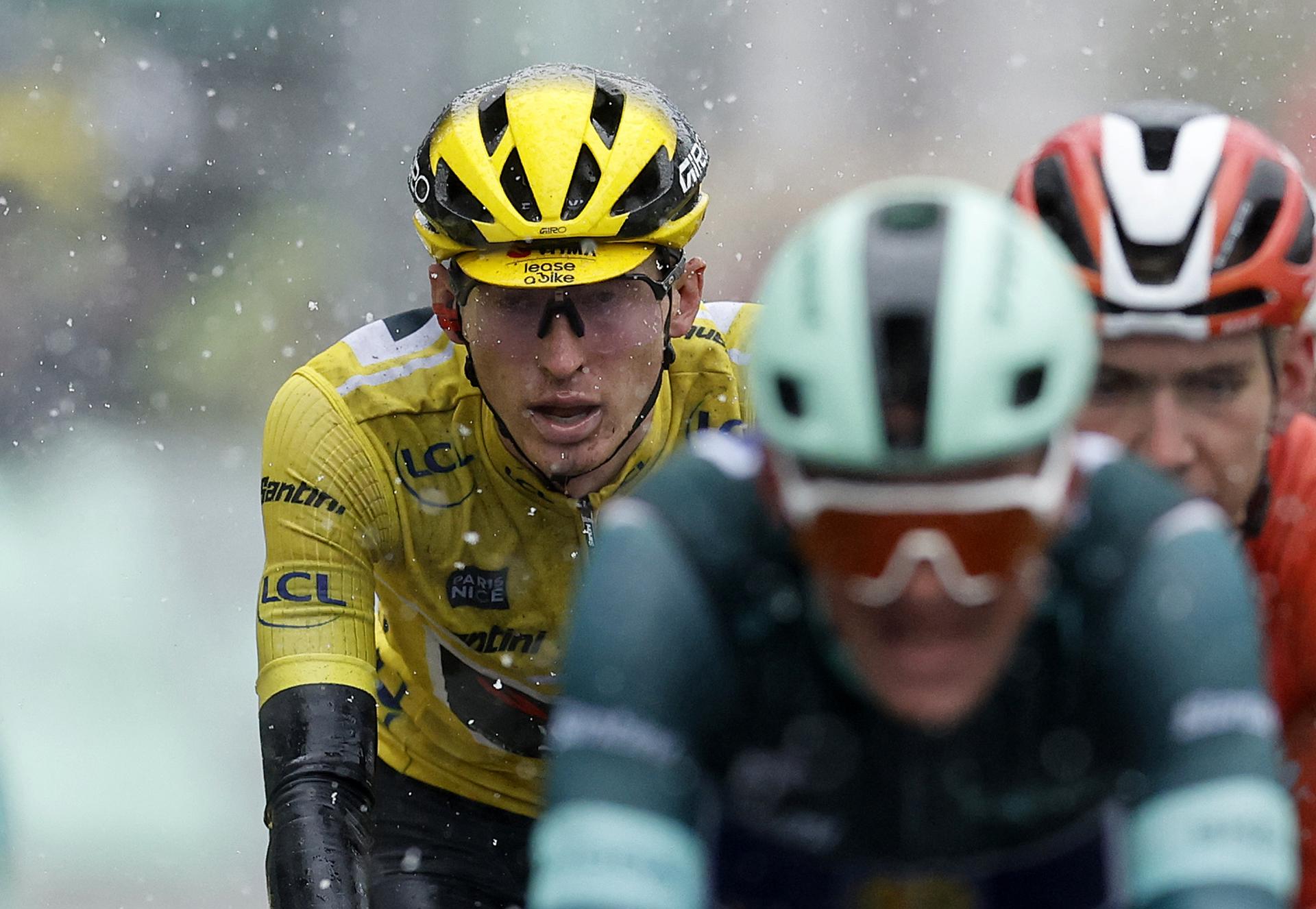 El ciclista líder de la prueba Matteo Jorgenson, del equipo Visma Leaseen, a su llegada a Auron tras una etapa de de 109,3 kilómetros de recorrido. EFE/EPA/SEBASTIEN NOGIER