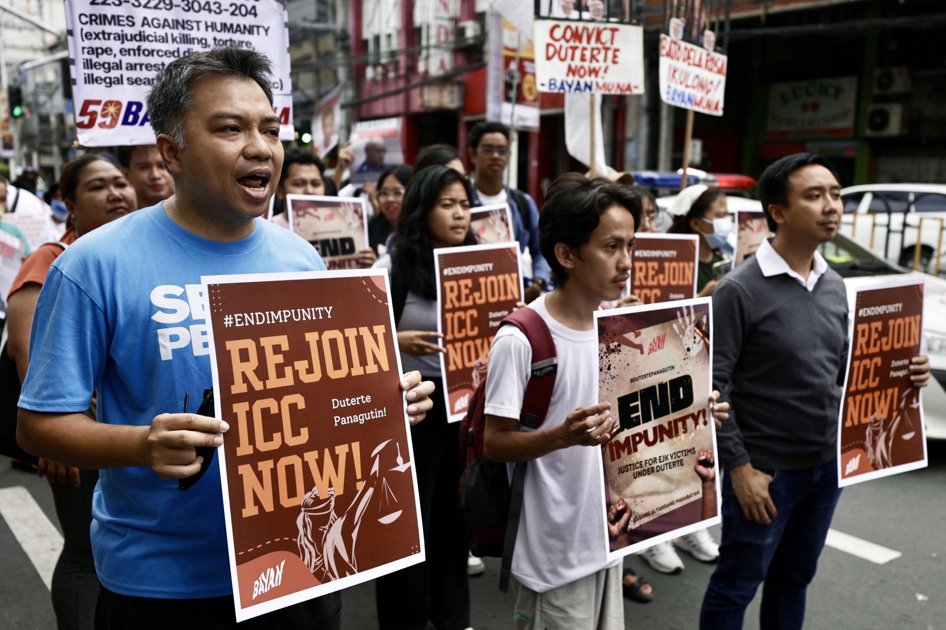 Un grupo de manifestantes reclaman que Filipinas vuelva a formar parte de la Corte Penal Internacional (CPI), en el sexto aniversario de su retirada por orden del expresidente Rodrigo Duterte, detenido por orden del tribunal la semana pasada.
EFE/EPA/FRANCIS R. MALASIG