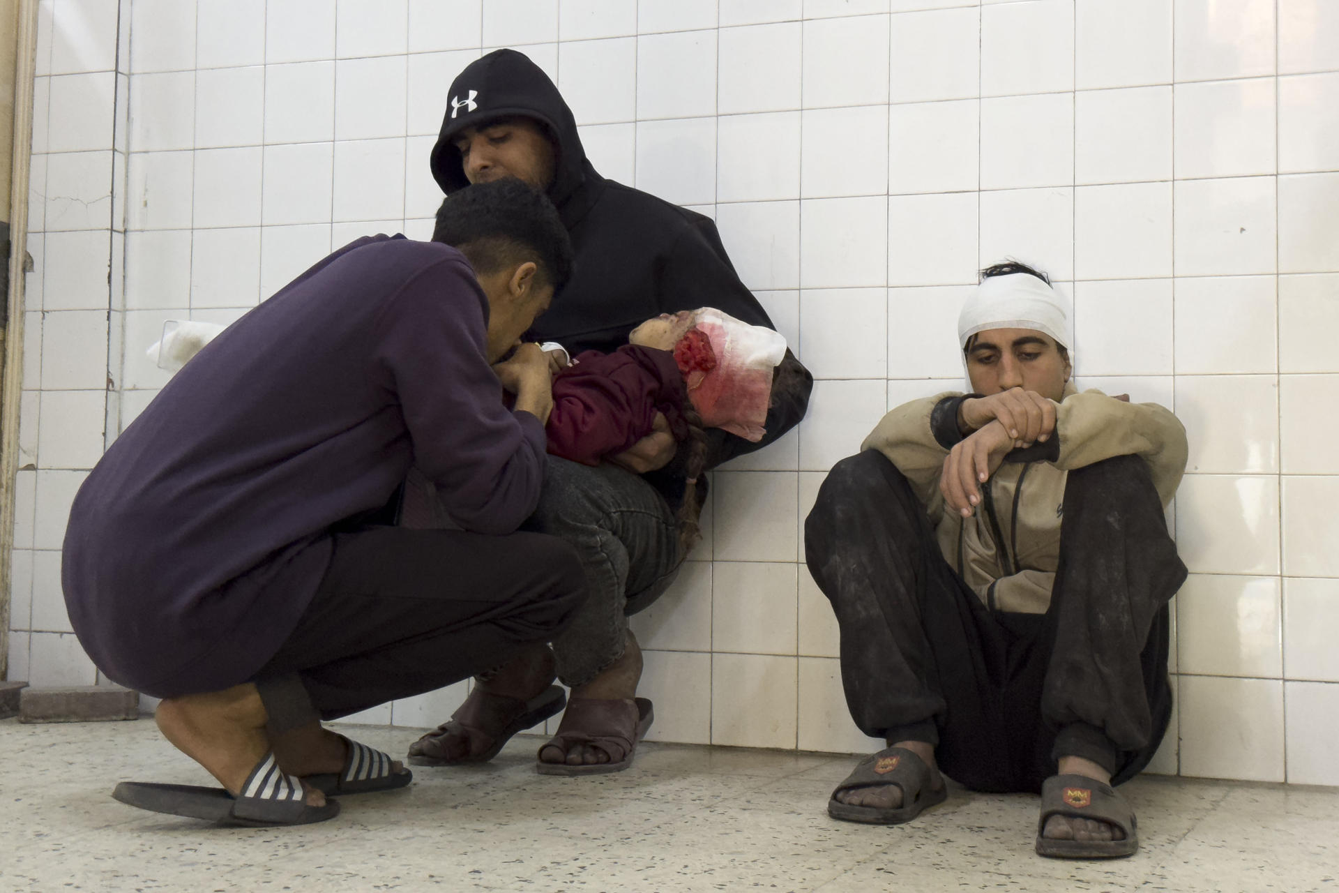 -FOTODELDIA- GAZA, 18/03/2025.- Heridos en el hospital Alahli en Ciudad de Gaza, al norte de la Franja. El Gobierno de Israel reanudó en la madrugada de este martes la guerra en Gaza con el mayor ataque desde el inicio de la tregua hace dos meses y que supone la ruptura de facto del alto el fuego, que tuvo lugar en varios puntos del enclave. El Gobierno de la Franja de Gaza, en manos del grupo islamista Hamás, elevó el número de muertos por la oleada de bombardeos israelíes de esta noche a 322 y habló de numerosos desaparecidos y heridos. EFE/ Ahmad Awad