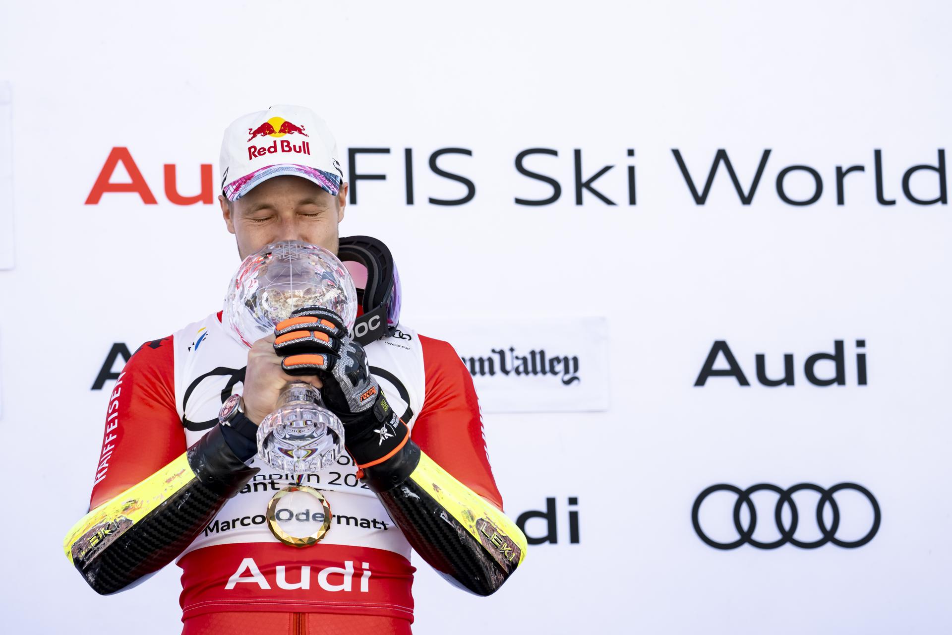Sun Valley (Estados Unidos), 26/03/2025.- El suizo Marco Odermatt, cuádruple ganador de la Copa del Mundo de esquí alpino, con el Globo de Cristal de gigante, que acabaría rompiendo sin querer durante su festejo tras concluir segundo la prueba de esa disciplina de este miércoles en Sun Valley (Estados Unidos). EFE/EPA/JEAN-CHRISTOPHE BOTT