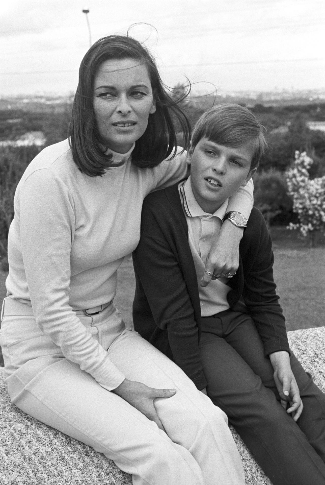 Lucía Bosé junto a su hijo Miguel, en su domicilio de Somosaguas, en una imagen de 1967. EFE/Archivo.