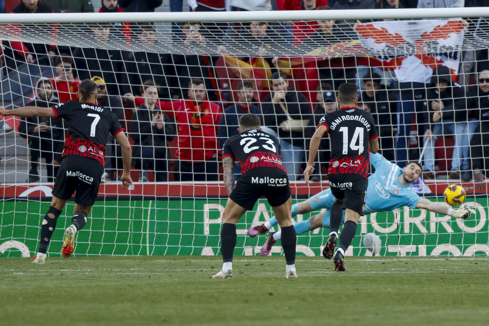 El portero del Espanyol Joan García (detrás) intenta detener un lanzamiento durante el partido de LaLiga entre el Mallorca y el Espanyol, este sábado en el estadio de Son Moix. EFE/ Cati Cladera